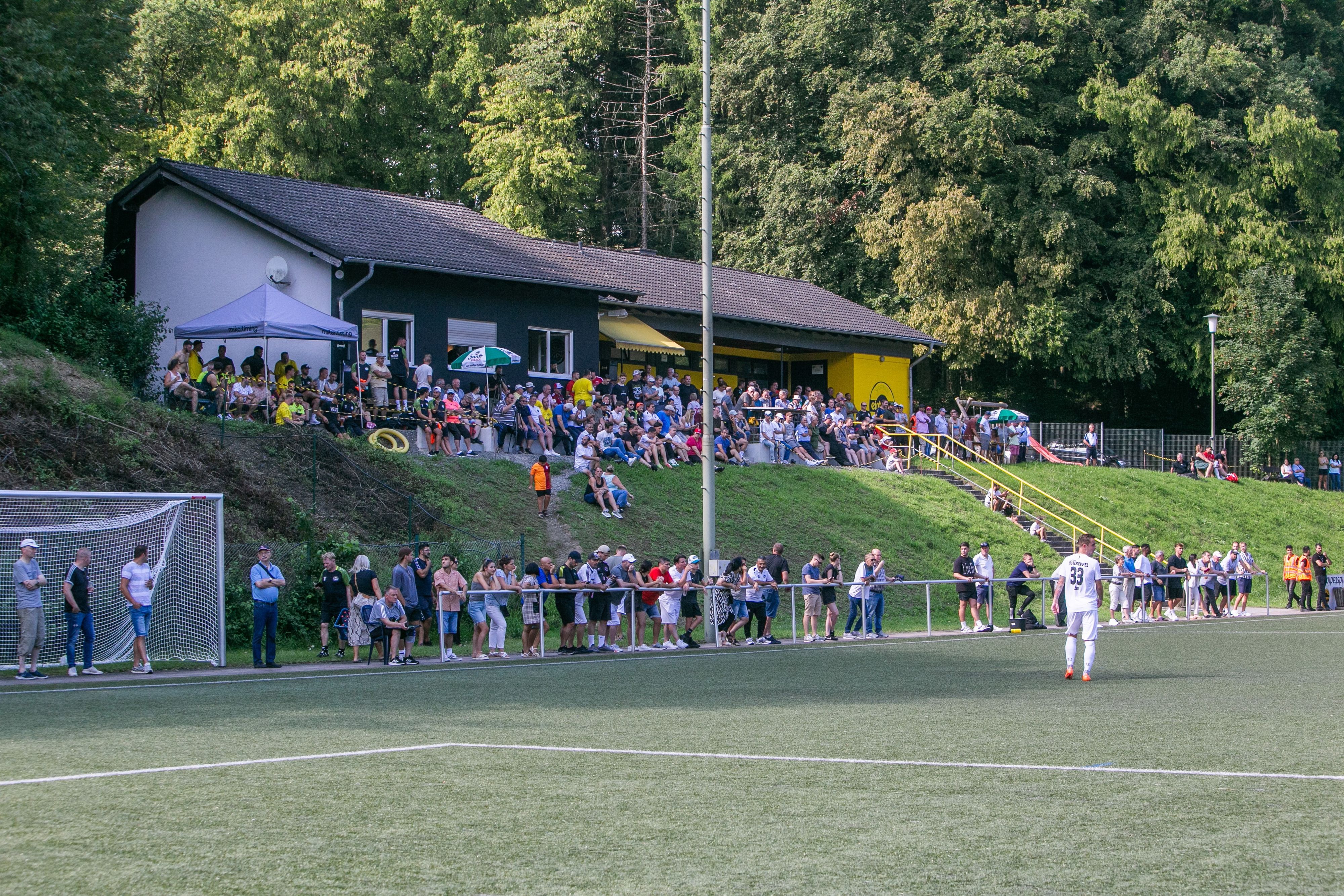 Blick auf den Zuschauerbereich am Fußballplatz in Lindlar-Köttingen