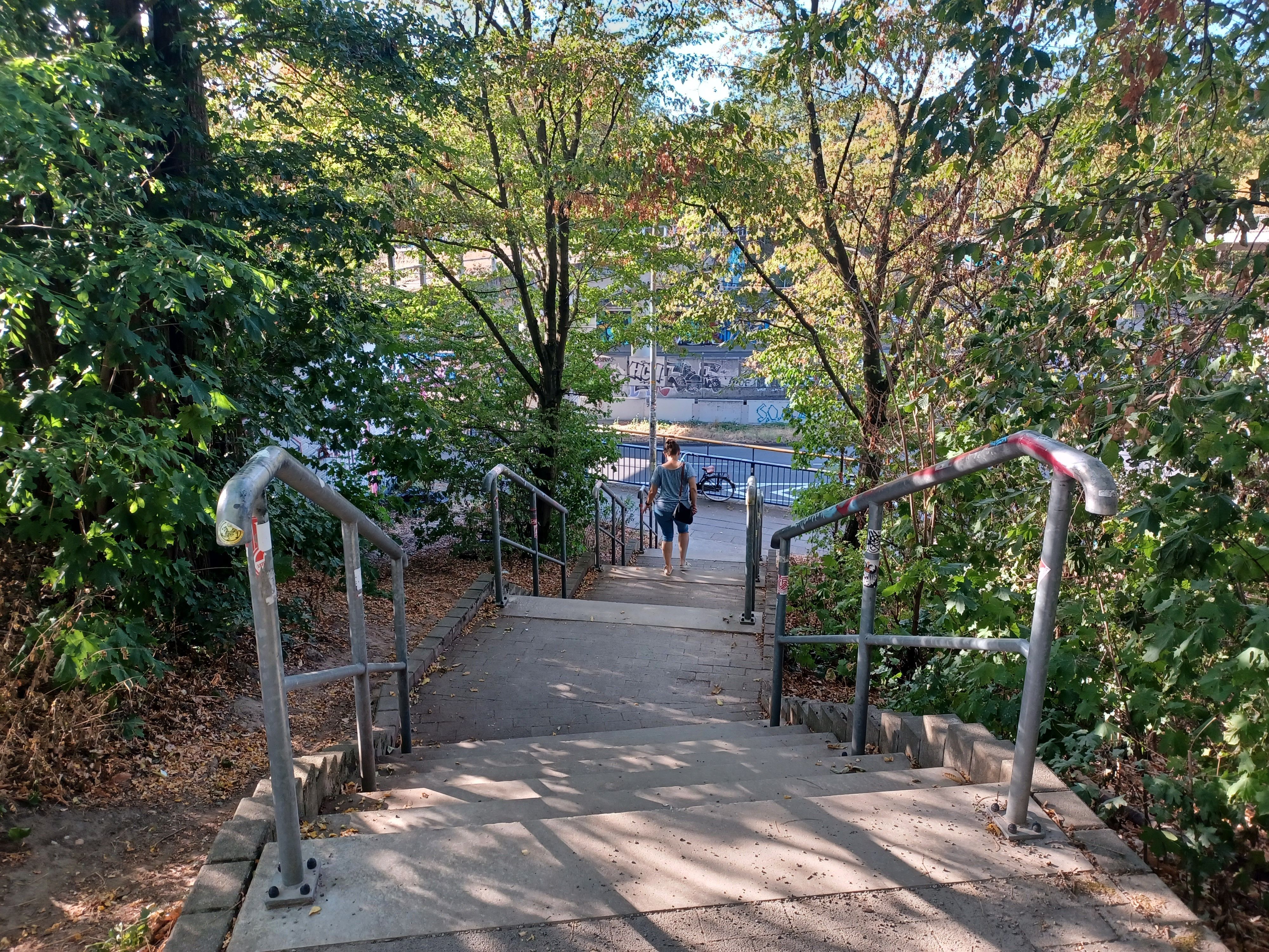 Der Weg durch den kleinen Park zum Treppenabgang soll besser beleuchtet werden.