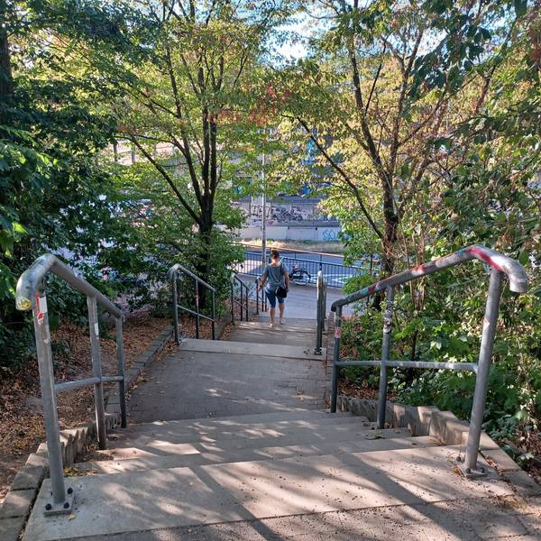 Der Weg durch den kleinen Park zum Treppenabgang soll besser beleuchtet werden.