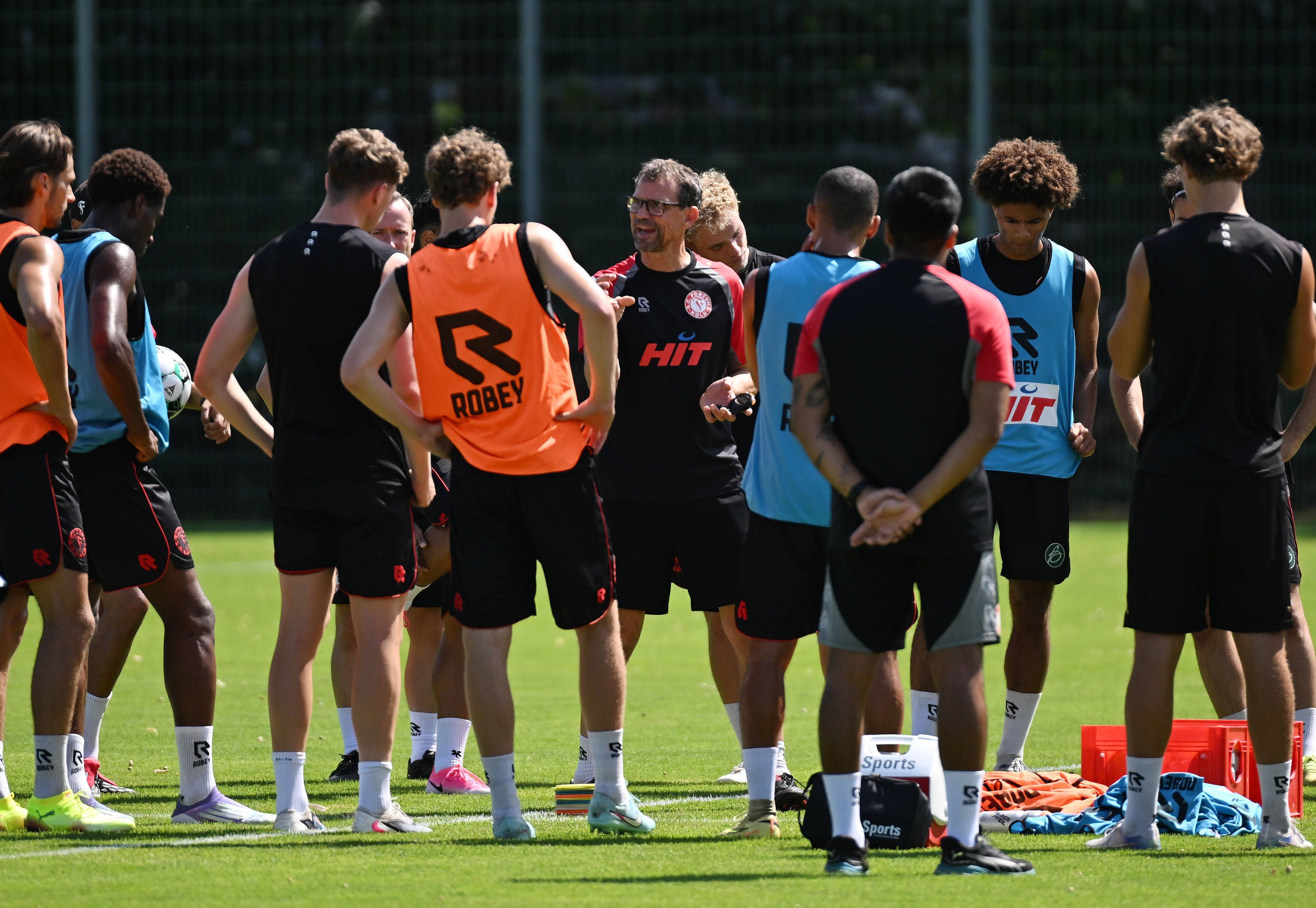 Fortuna Kölns Trainer Matthias Mink gibt seinen Spielern im Training Anweisungen.