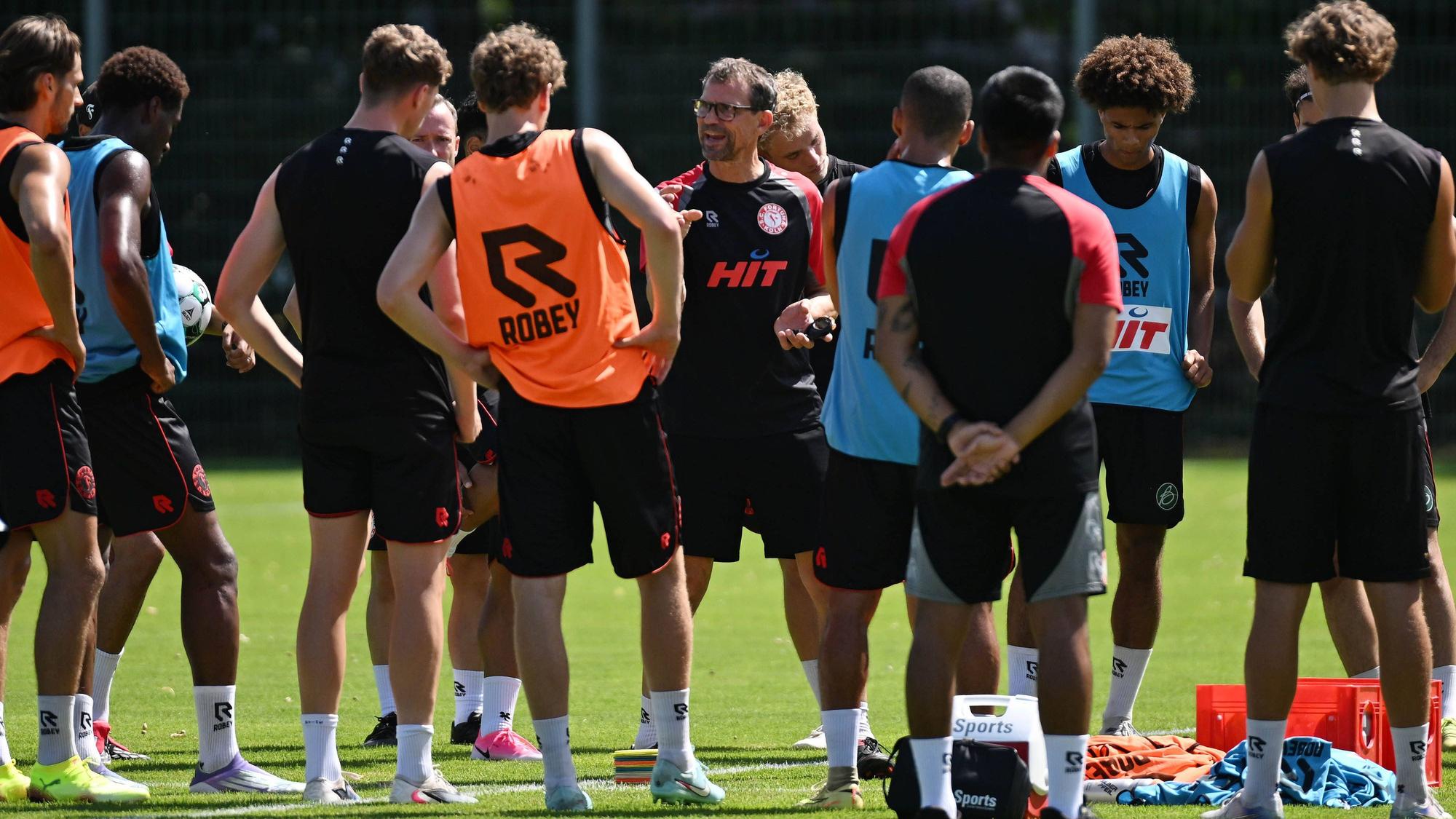 Fortuna Kölns Trainer Matthias Mink gibt seinen Spielern im Training Anweisungen.