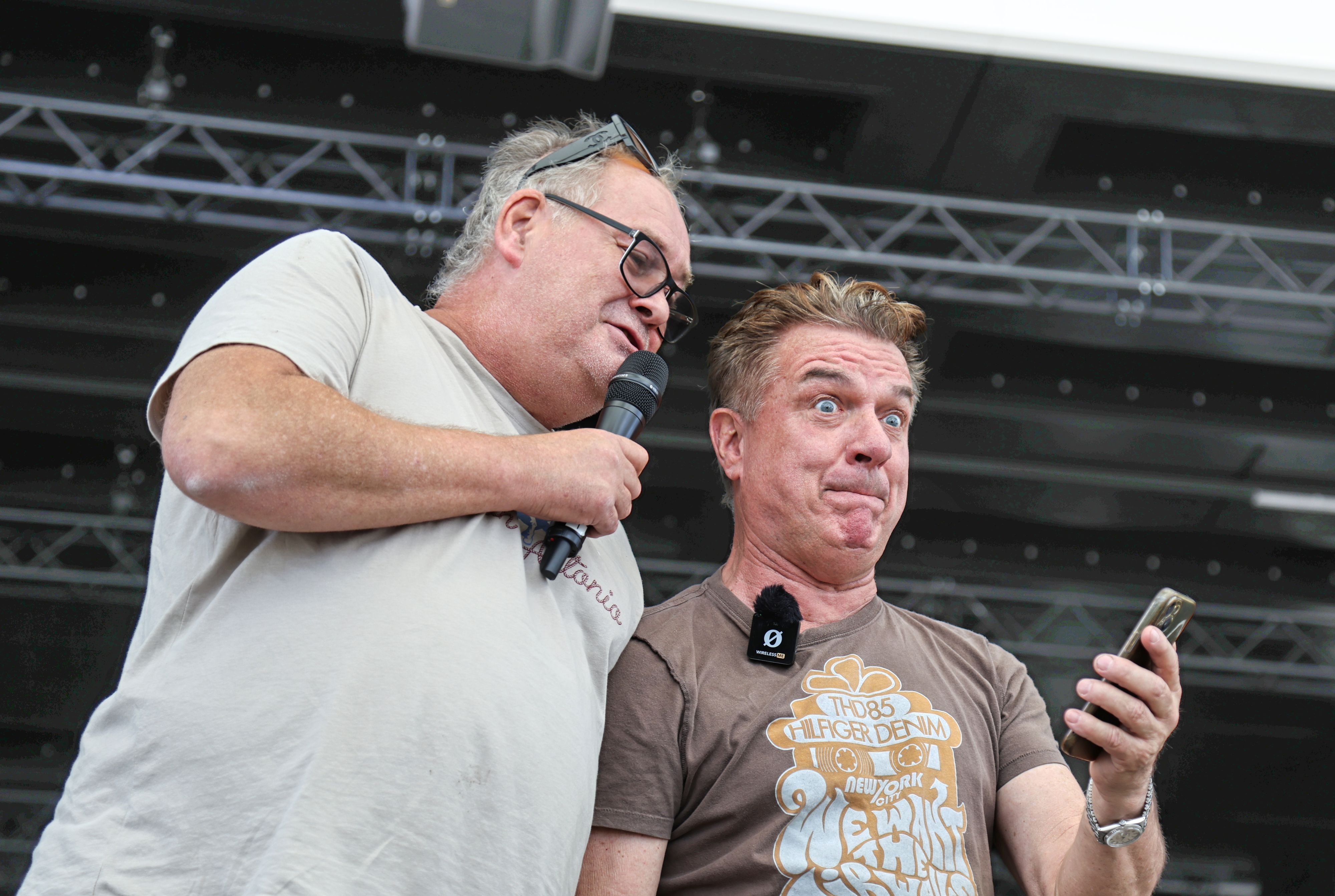 Waldi singt mit Linus auf der Tanzbrunnen-Bühne.