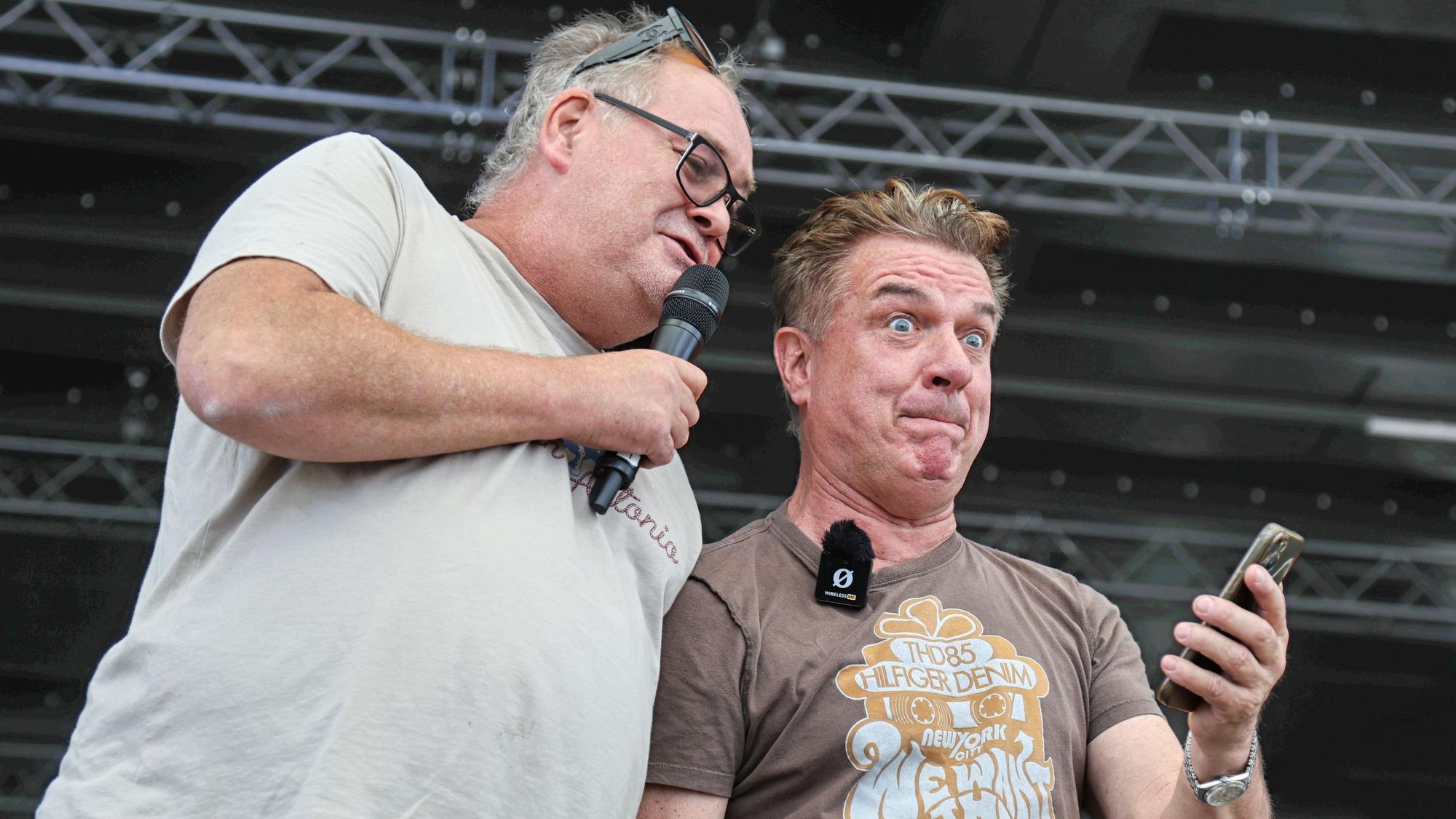 Waldi singt mit Linus auf der Tanzbrunnen-Bühne.