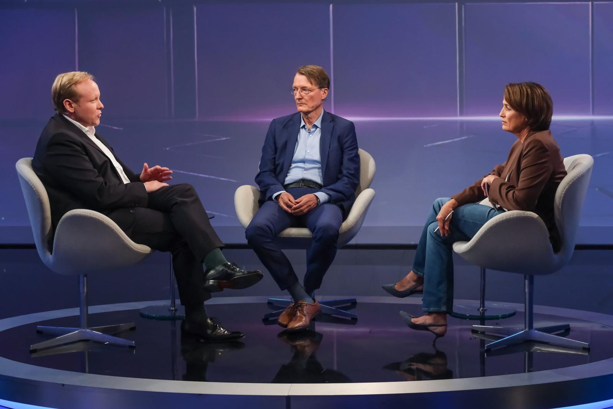 Tilman Kuban (links) und Karl Lauterbach waren bei Sandra Maischberger zu Gast. (Bild: WDR/Oliver Ziebe)