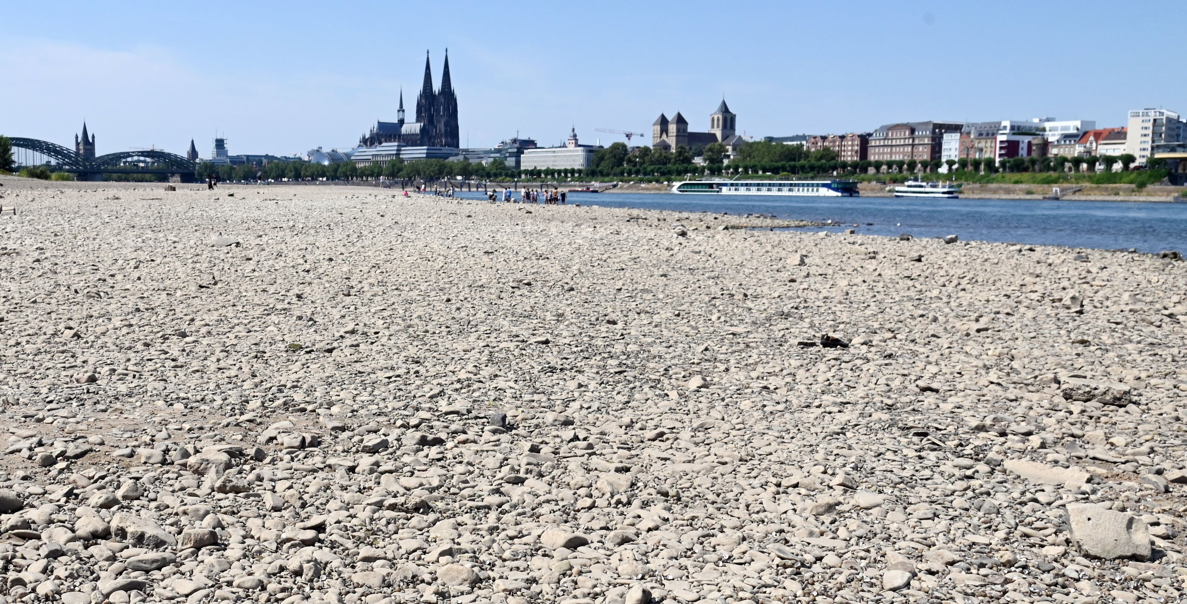 Kieswüste vor dem Dom.