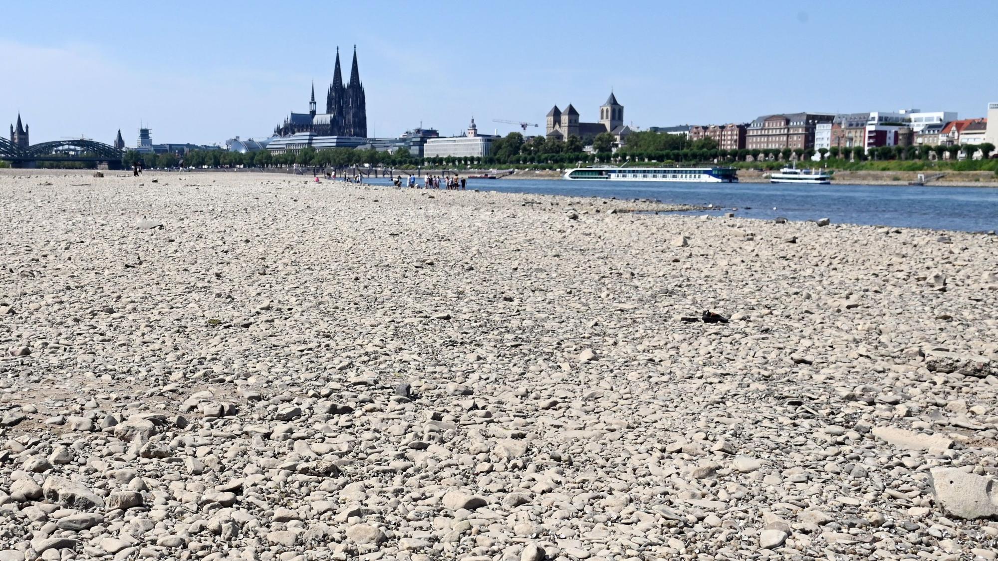 Kieswüste vor dem Dom.