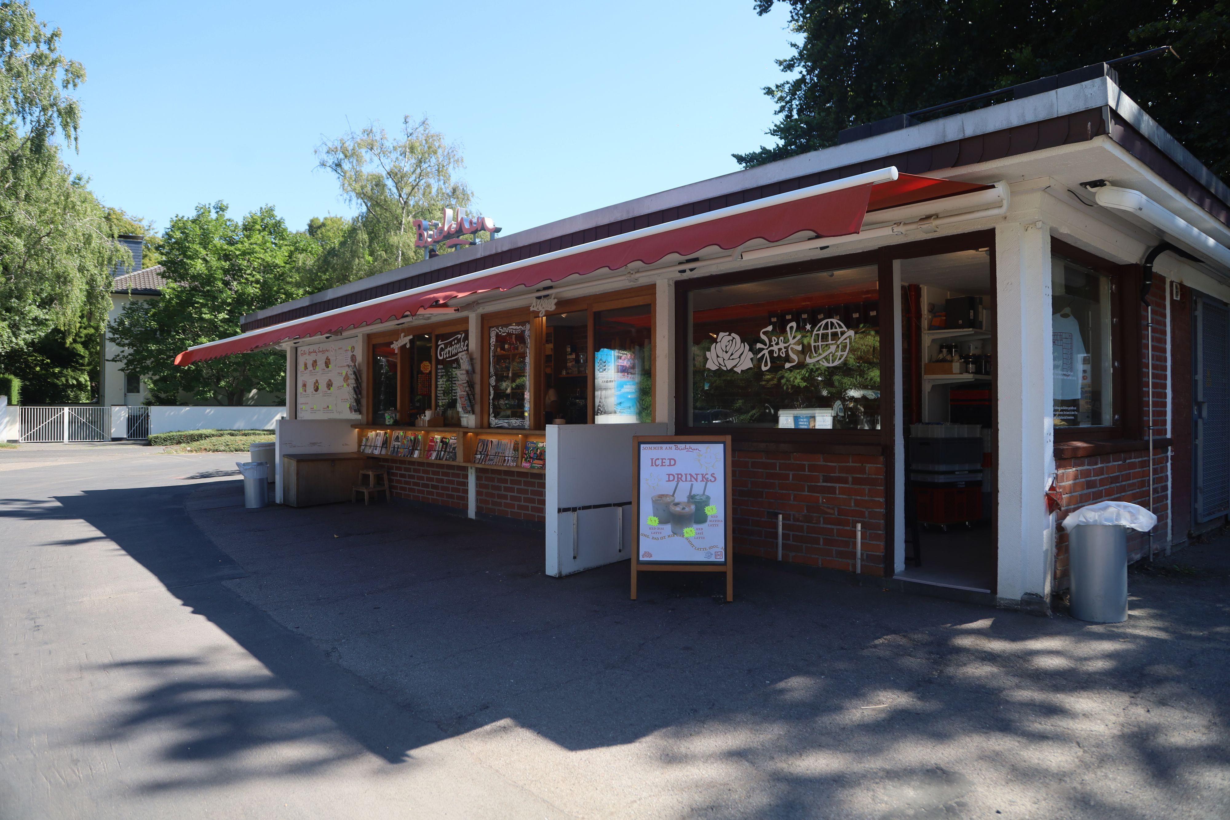 Das Marienburger Büdchen ist ein beliebter Treffpunkt im Veedel. Neuerdings gibt es dort keine Pizza mehr und Bänke und Stühle vor dem Kiosk wurden entfernt.