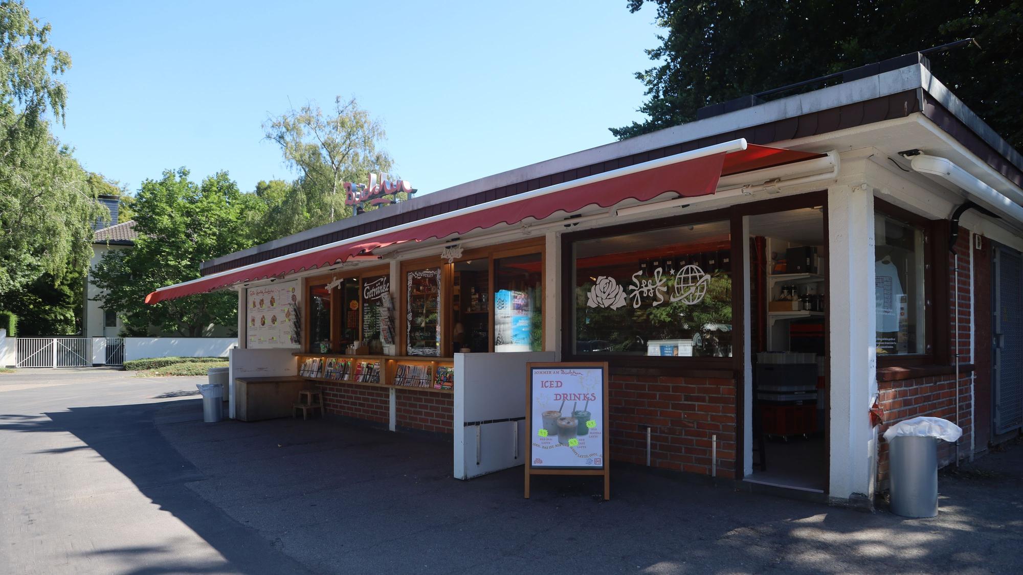 Das Marienburger Büdchen ist ein beliebter Treffpunkt im Veedel. Neuerdings gibt es dort keine Pizza mehr und Bänke und Stühle vor dem Kiosk wurden entfernt.