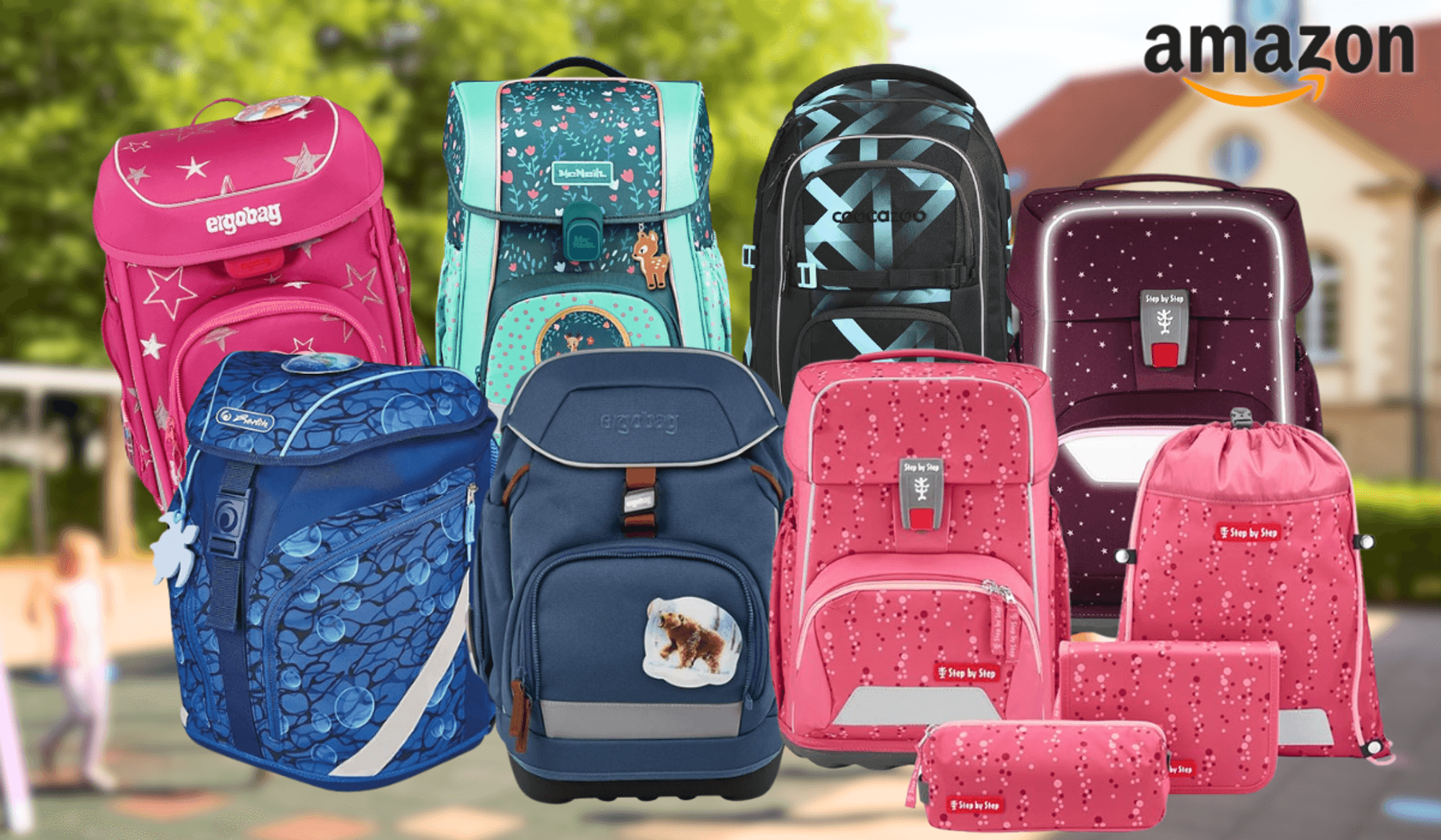 Sechs verschiedene Schulrucksäcke und Schulranzen bekannter Marken vor einem unscharfen Schulhof-Hintergrund: ein pinker Ergobag-Ranzen mit Sternenmotiv, ein türkiser McNeill-Schulranzen mit Blumen- und Rehmotiv, ein schwarzer Coocazoo-Rucksack mit geometrischem Muster, ein blauer Herlitz-Schulranzen mit Blasenmuster, ein blaugrauer Ergobag-Ranzen mit Bärenmotiv sowie ein dunkelroter Step-by-Step-Ranzen mit Sternenmuster.