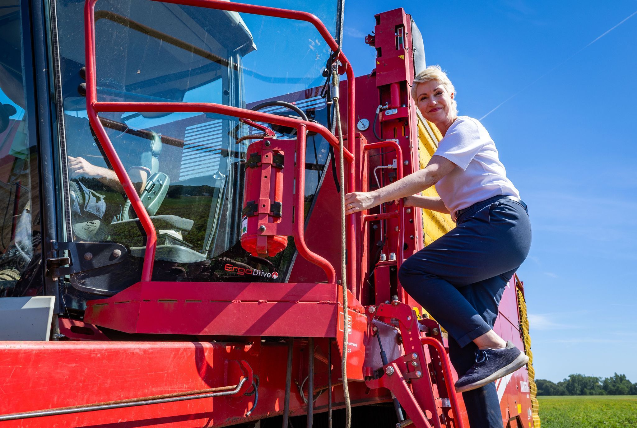 Ministerpräsidentin Schwesig (SPD) bei der Kartoffelernte