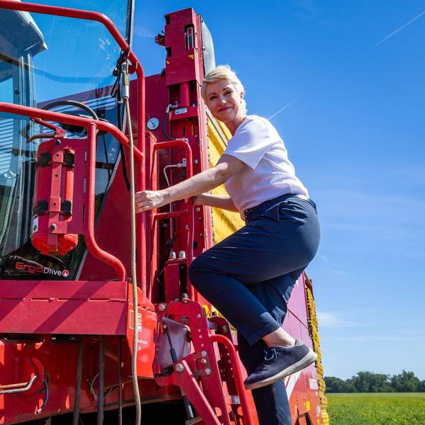 Ministerpräsidentin Schwesig (SPD) bei der Kartoffelernte