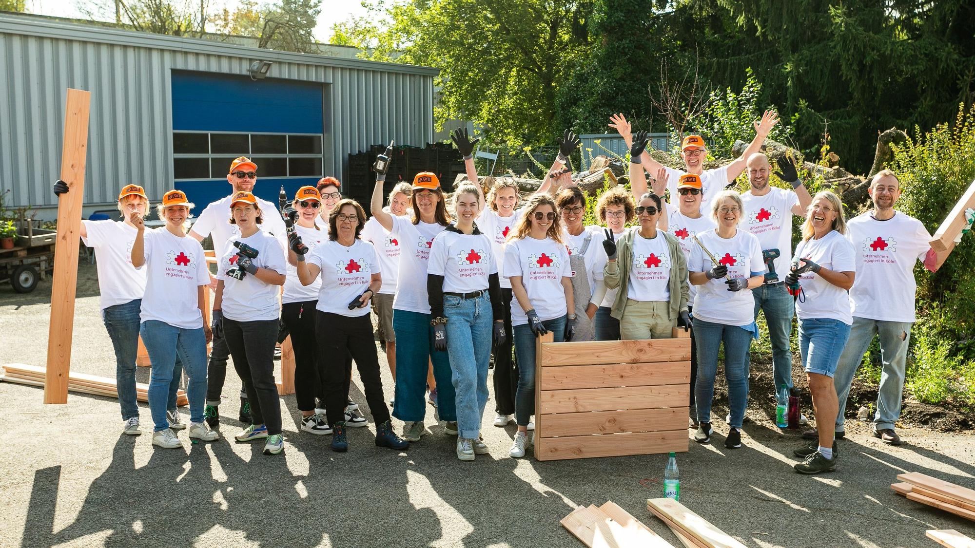 Mitglieder des Forums „Unternehmen engagiert in Köln“ beim Hochbeete anlegen bei den Sozial-Betrieben Köln (SBK) in Riehl.