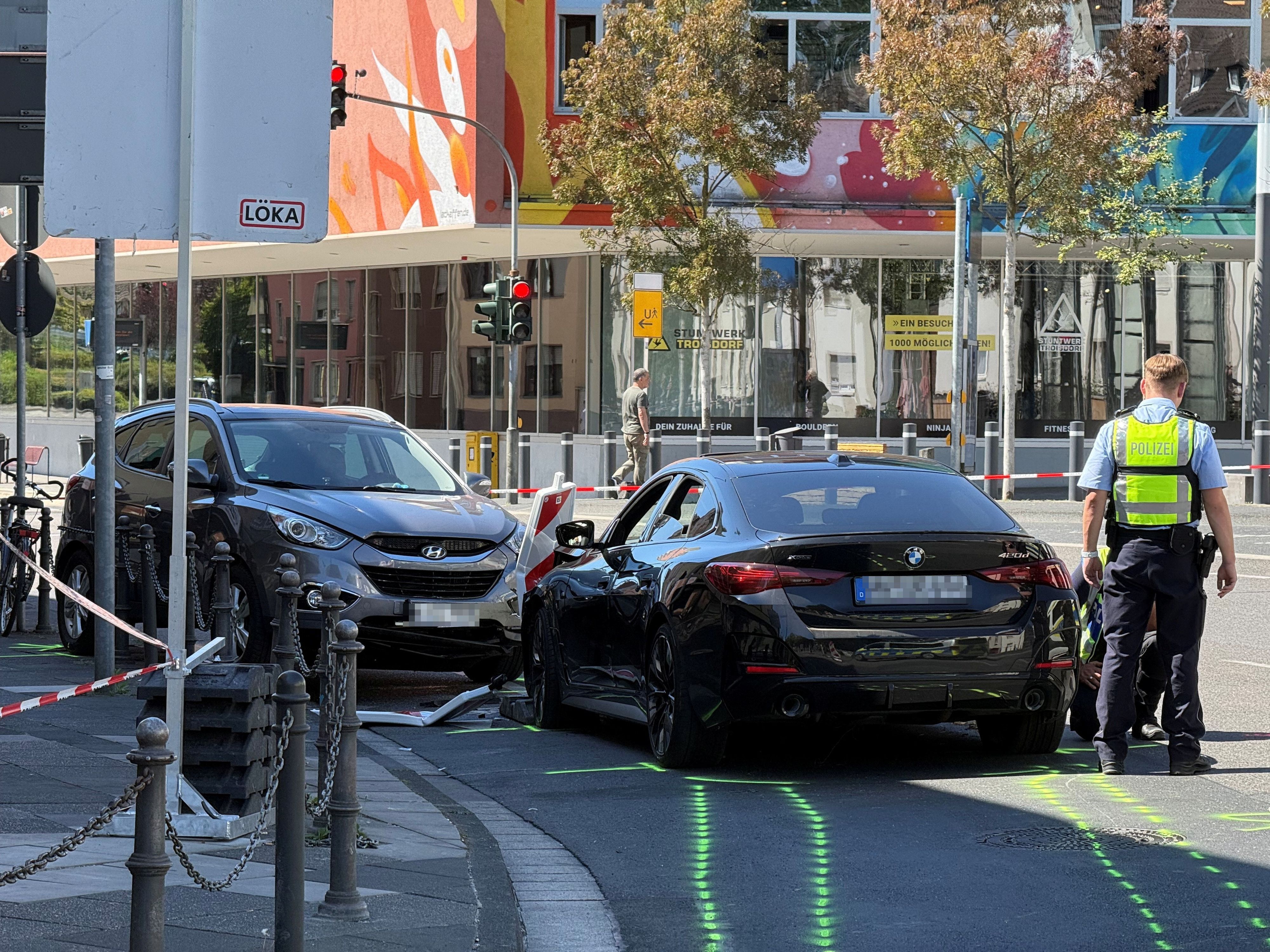 Eine Verfolgungsfahrt durch Troisdorf endete in der Innenstadt direkt vor dem Zugang der Fußgängerzone.