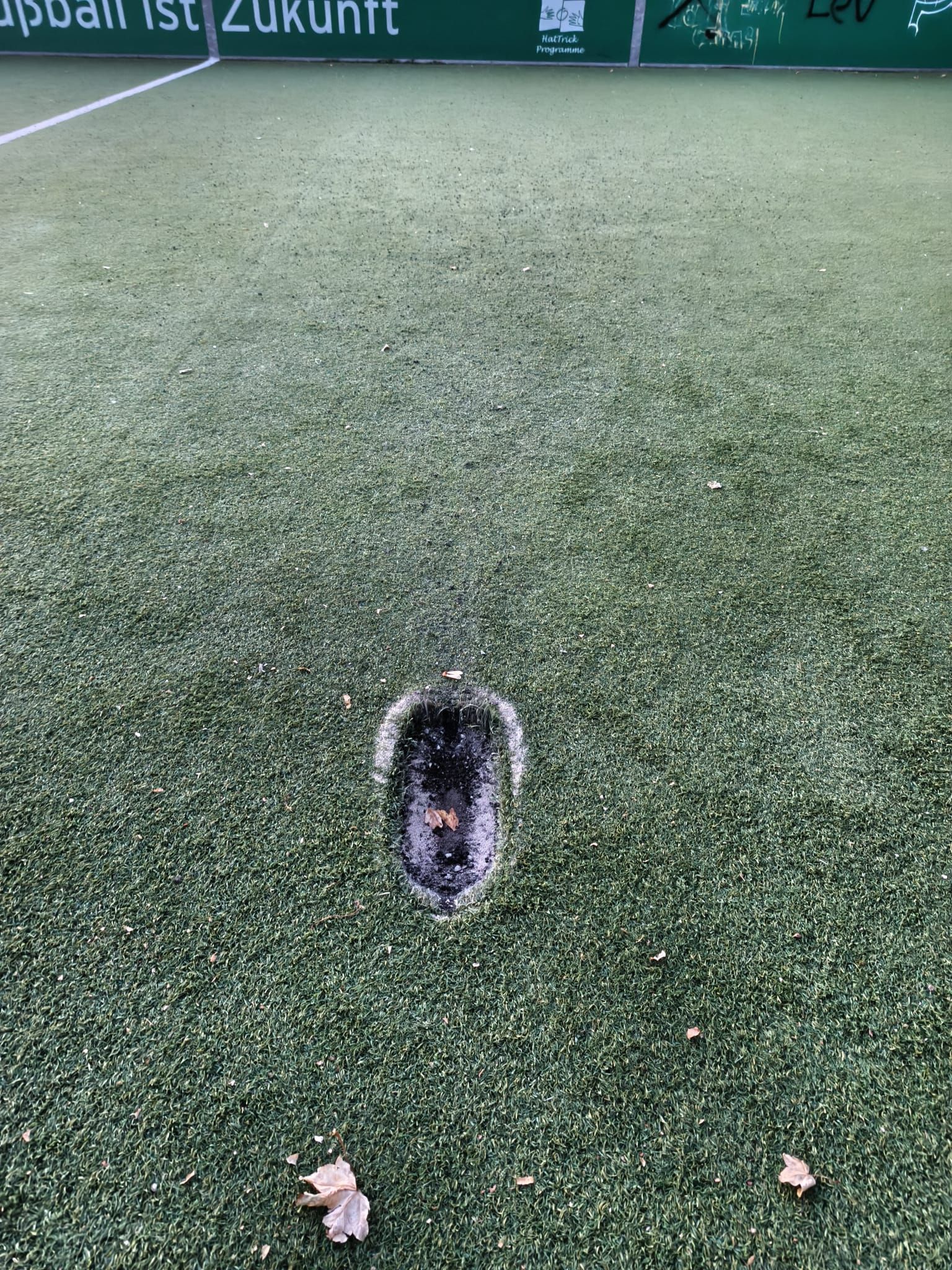 Unbekannte haben den Kunstrasen auf dem Sportplatz in Witzhelden erneut beschädigt.