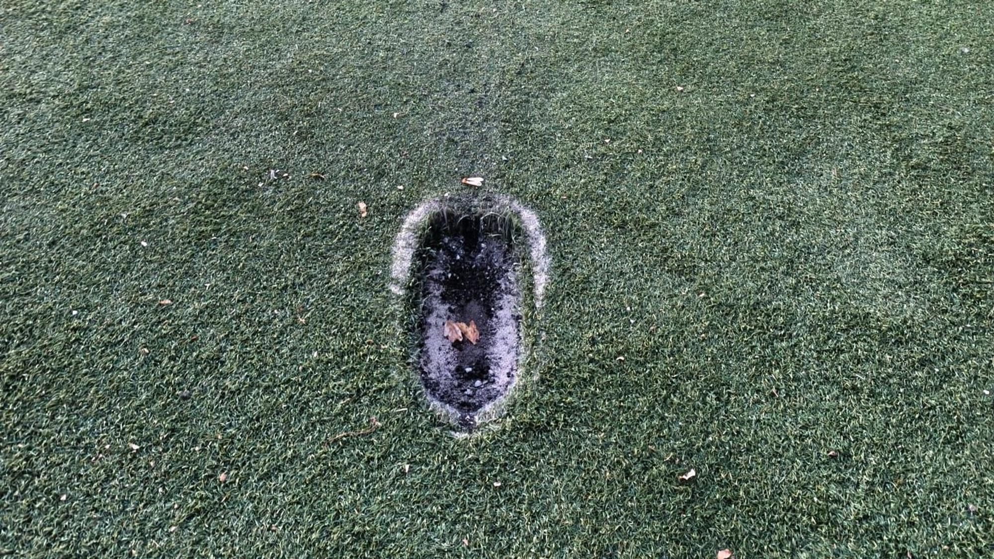 Unbekannte haben den Kunstrasen auf dem Sportplatz in Witzhelden erneut beschädigt.