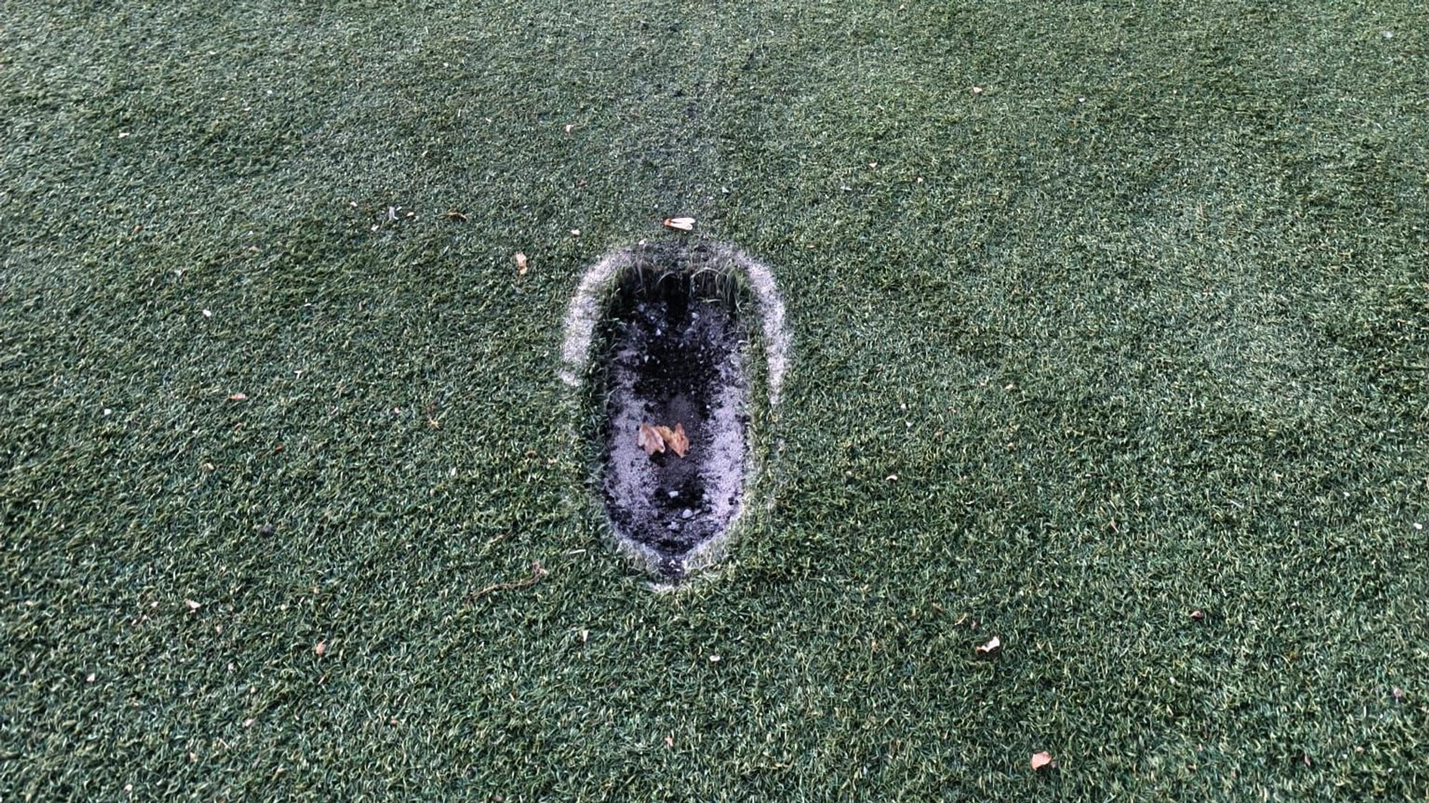 Unbekannte haben den Kunstrasen auf dem Sportplatz in Witzhelden erneut beschädigt.