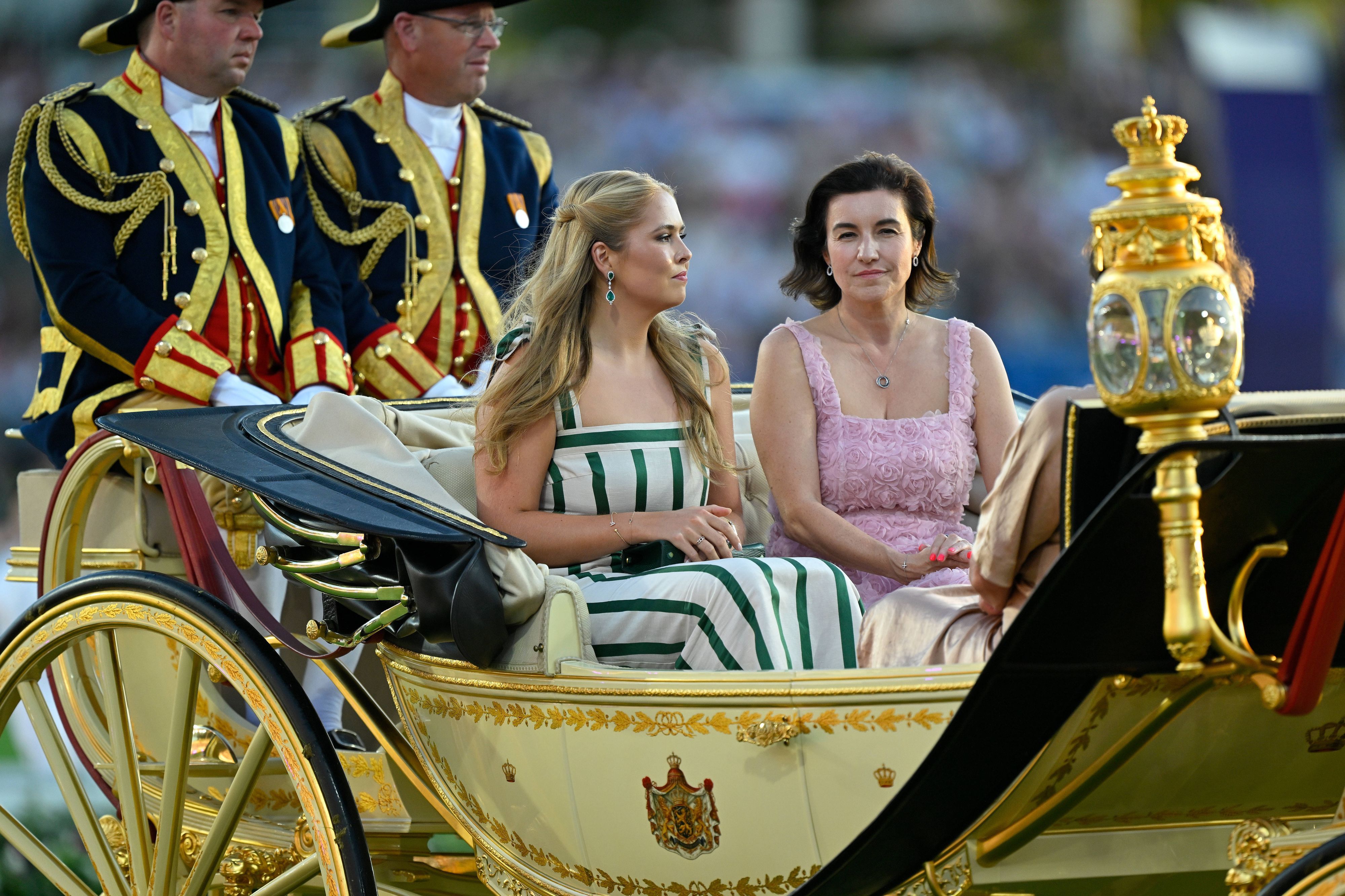 Kronprinzessin Amalia der Niederlande sitzt gemeinsam mit Bundesforschungsministerin Dorothee Bär in einer prunkvollen historischen Kutsche.