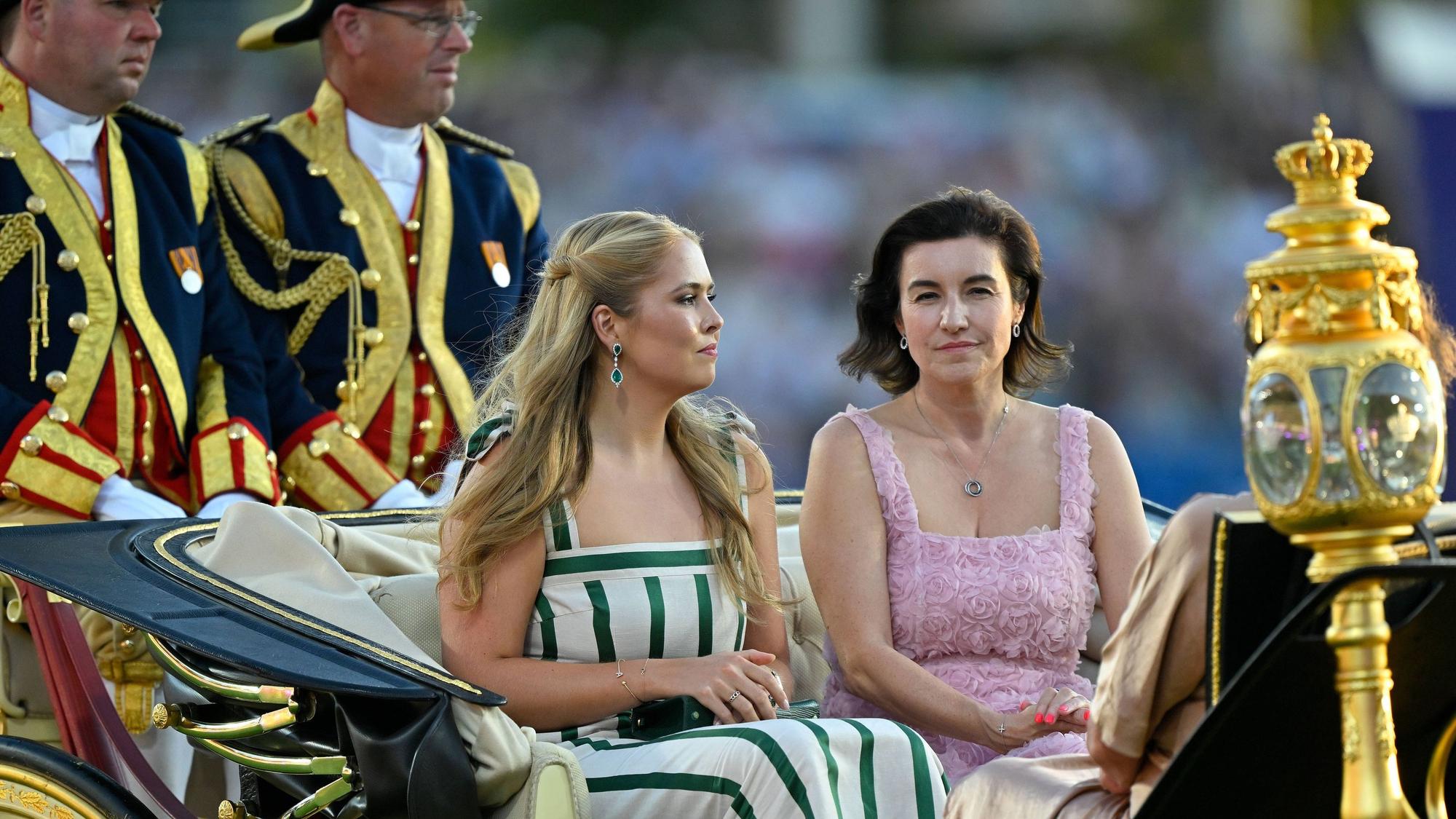 Kronprinzessin Amalia der Niederlande sitzt gemeinsam mit Bundesforschungsministerin Dorothee Bär in einer prunkvollen historischen Kutsche.