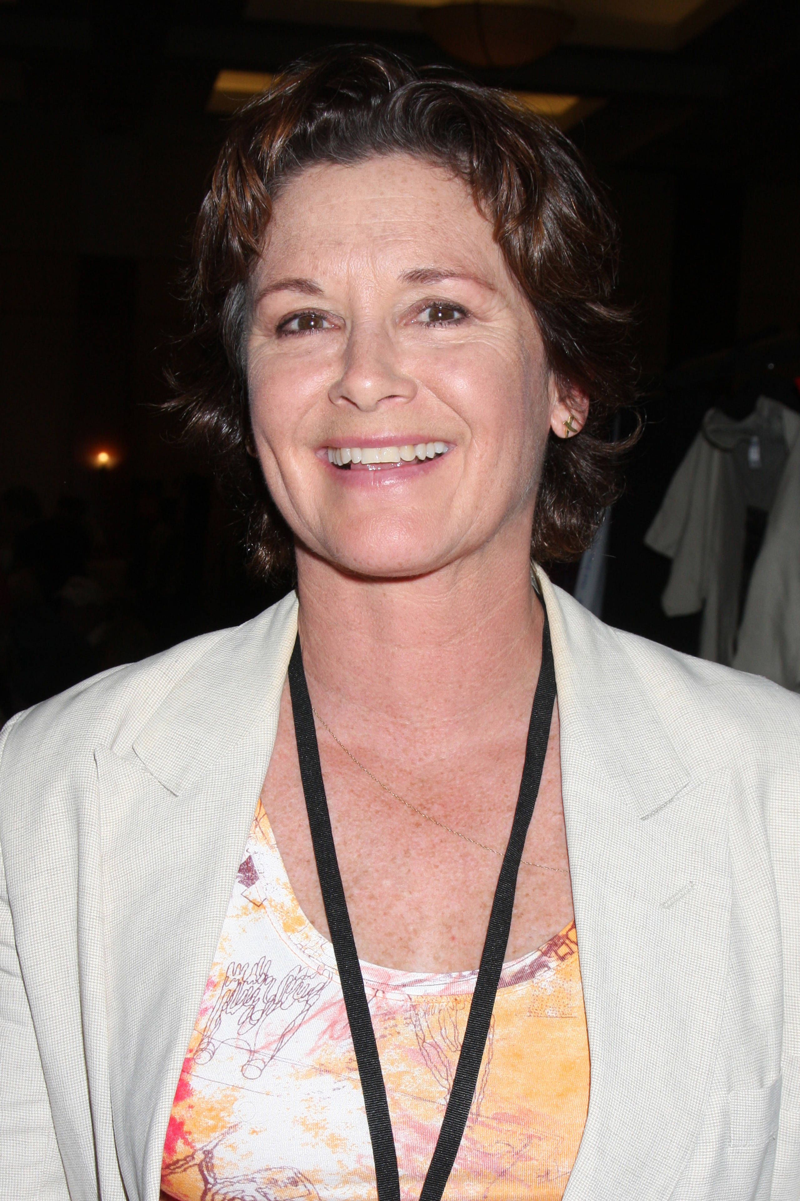 Stephanie Zimbalist posiert.