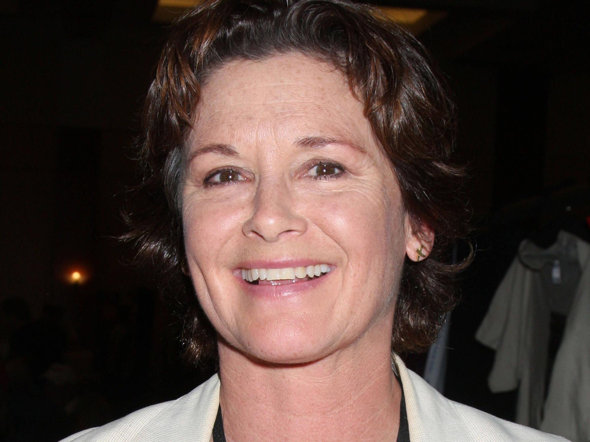 Stephanie Zimbalist posiert.