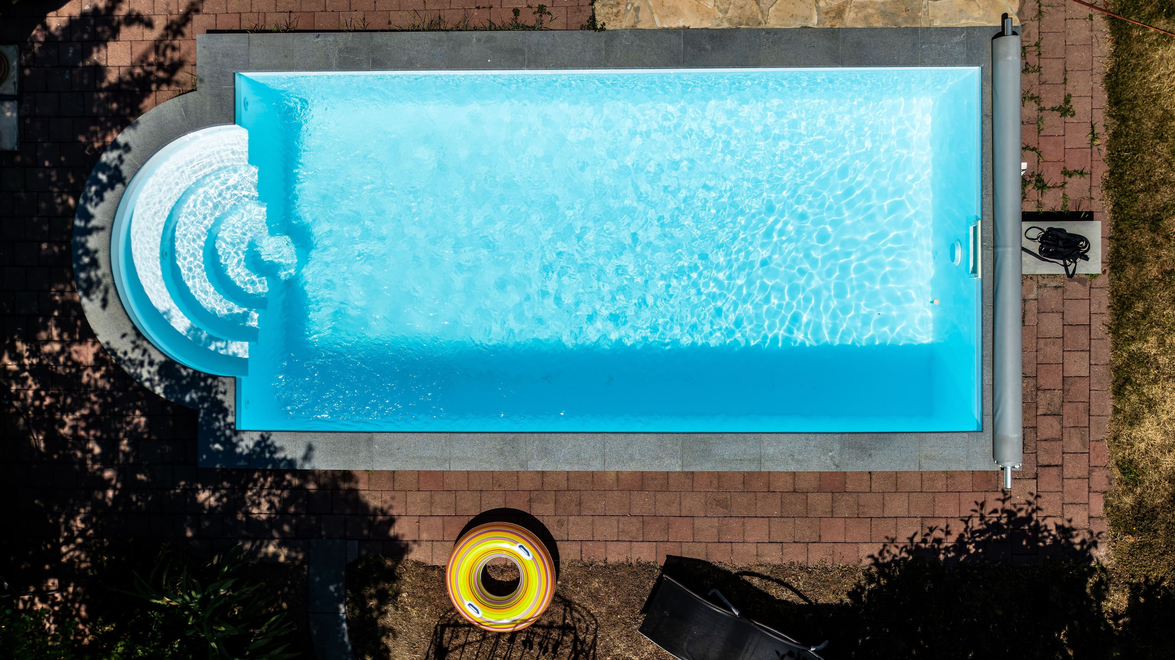 Poolwasser richtig entsorgen: Nicht auf die Straße oder in den Garten – es gehört in den Schmutz- oder Mischwasserkanal.
