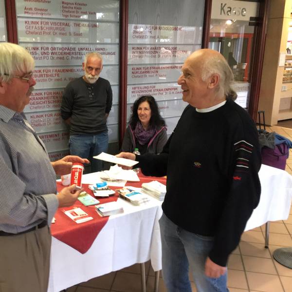 Schlaganfall - Tag im Kreiskrankenhaus in Gummersbach, Infostand, hier mit den Schlaganfall-Helfern (v.l.) Karl-Heinz Görlitz, Günter Blöink, Martina Blöink und Jochen Kluge.