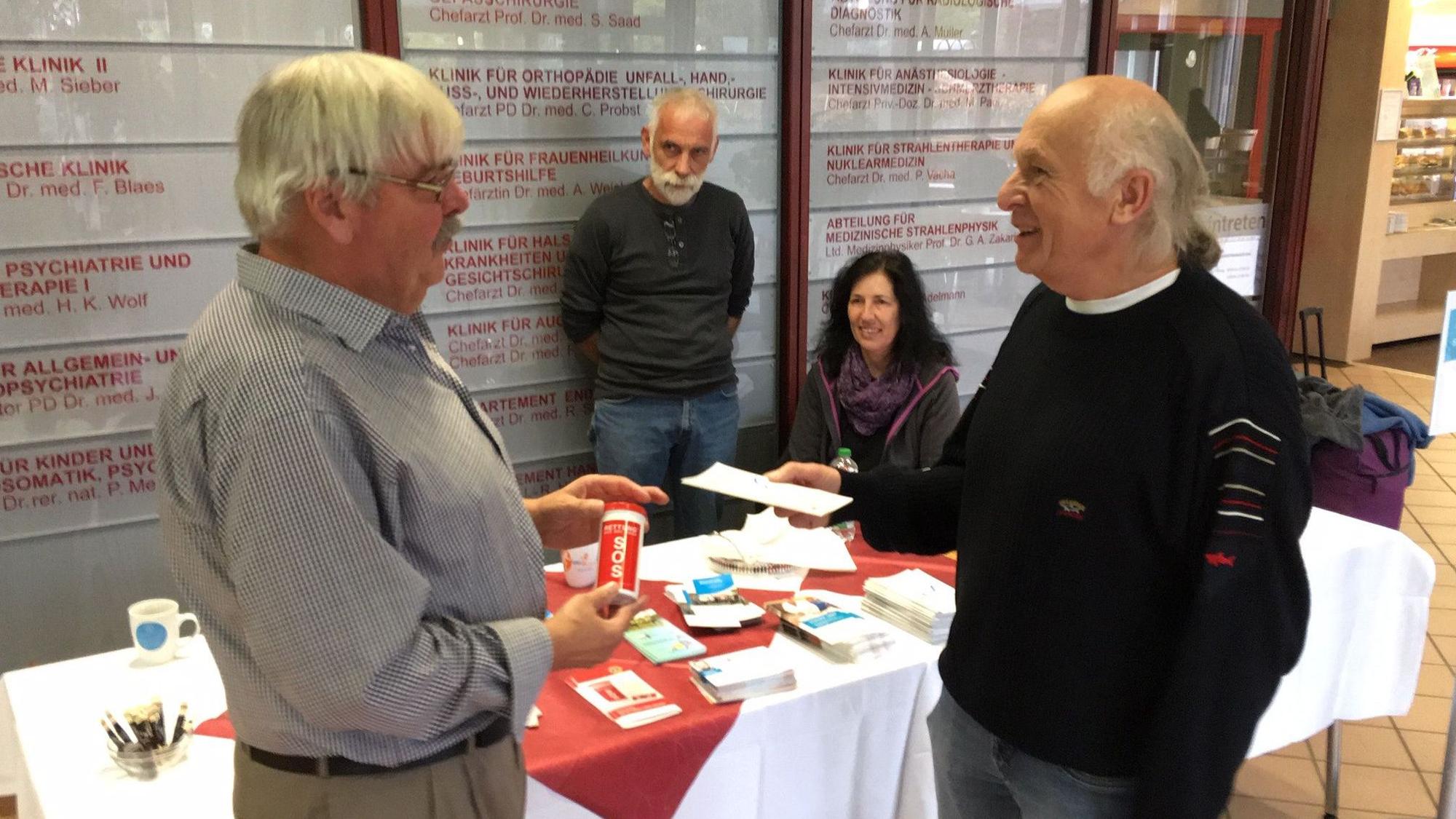 Schlaganfall - Tag im Kreiskrankenhaus in Gummersbach, Infostand, hier mit den Schlaganfall-Helfern (v.l.) Karl-Heinz Görlitz, Günter Blöink, Martina Blöink und Jochen Kluge.