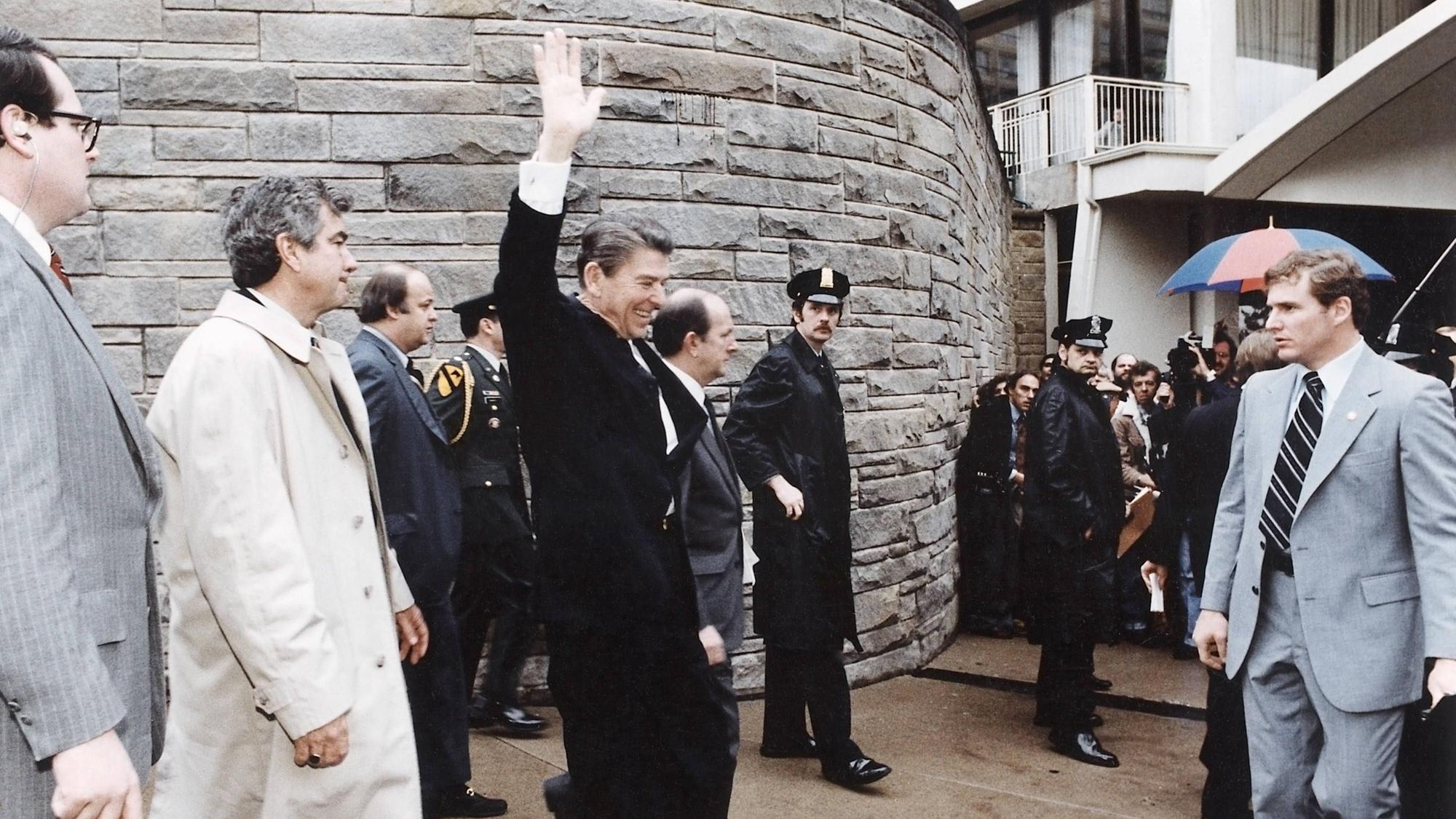 US-Präsident Ronald Reagan vor dem Washington Hilton Hotel in Washington D.C., nur wenige Augenblicke vor dem Attentat durch John Hinckley Jr. am 30. März 1981.