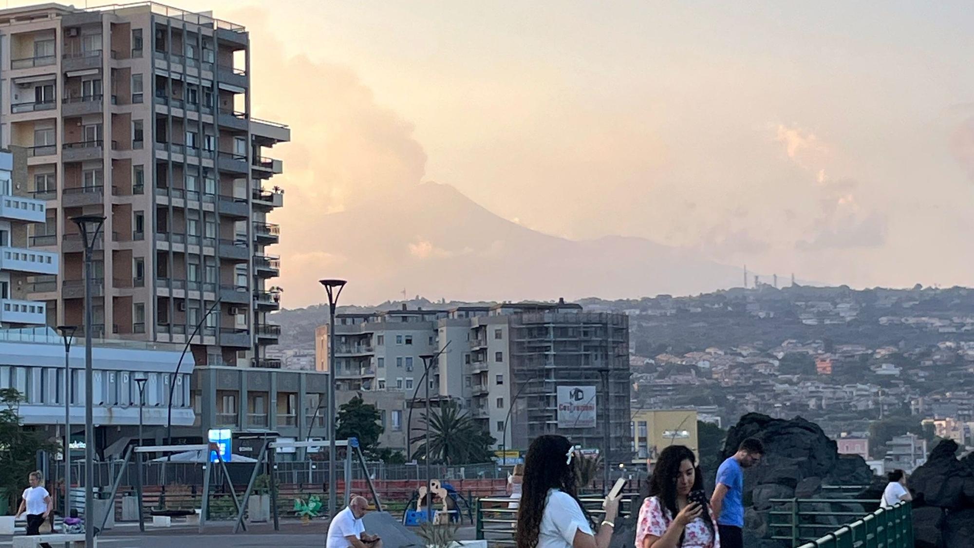 Blick auf den Ätna, vom Viertel Ognina in Catania aus gesehen. Auf Sizilien sitzen wegen des jüngsten Ausbruchs des Vulkans Ätna mitten in der Hauptreisezeit mehrere Tausend Urlauber fest.