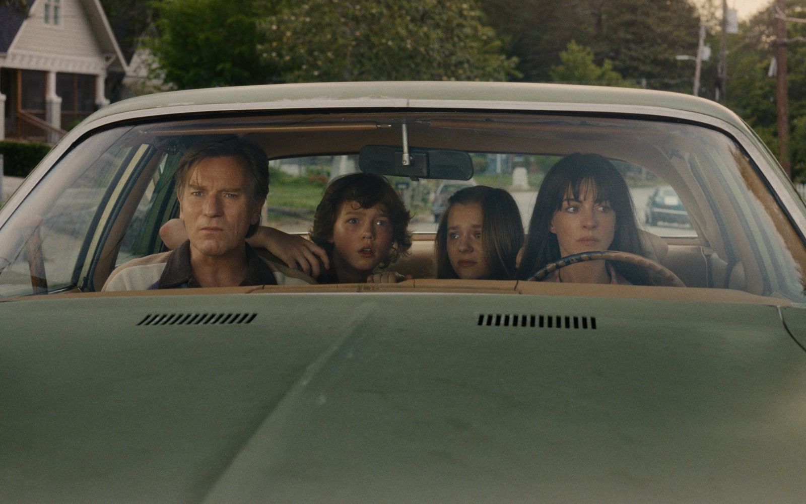 Familie Platt (von links nach rechts: Ewan McGregor, Christian Convery, Maisy Stella und Anne Hathaway) kommt das Vertraute so ungewohnt vor. (Bild: Warner Bros. Pictures)