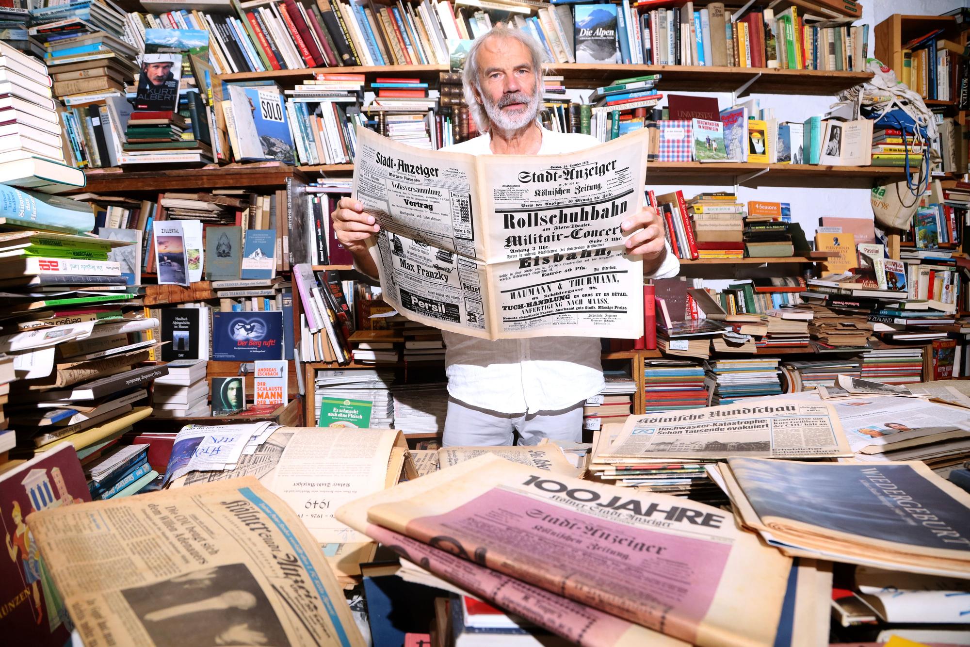 Reinhold Kruse mit einem Teil seines Archivs.
