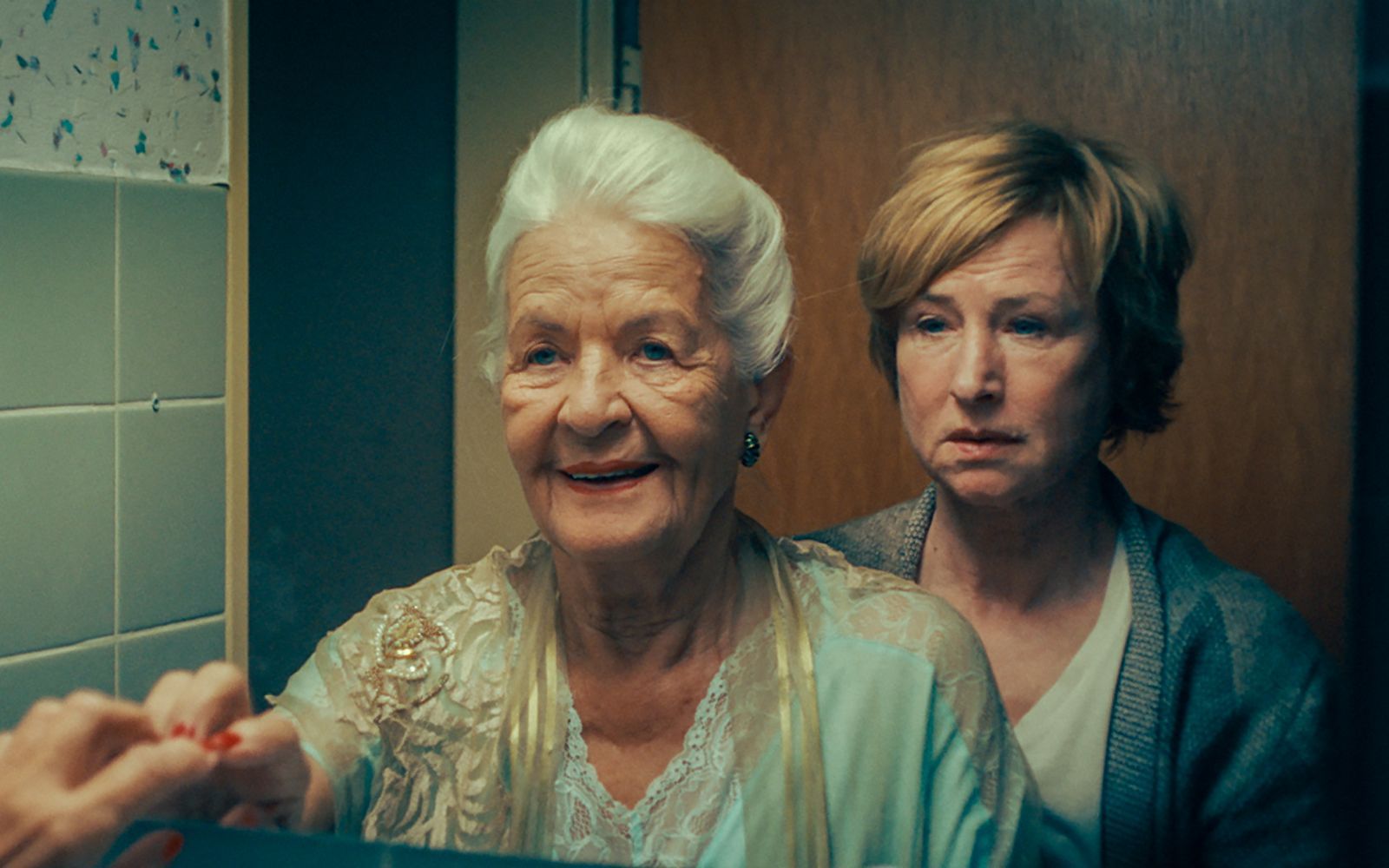 Der Tod ihrer Mutter Hildegard (Hildegard Schmahl, links) lässt der Archäologin Ursula Scheuner (Corinna Harfouch) keine Ruhe. (Bild: Coin Film/Daniela Knapp/X Verleih)