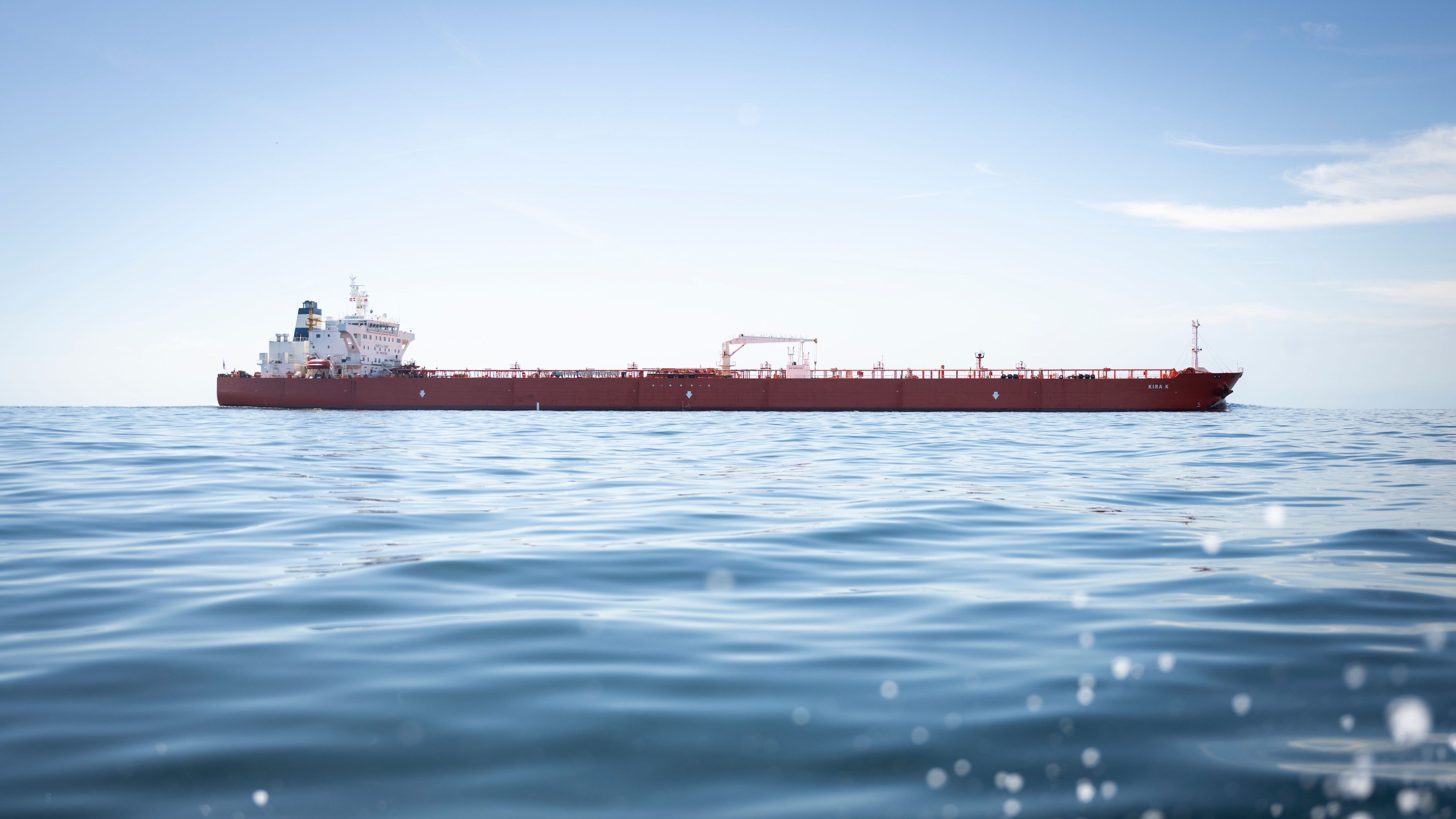 Der von Greenpeace als Teil der russischen Schattenflotte identifizierte Öltanker „Kira K“ fährt vor der deutschen Küste bei Fehmarn. (Archivbild)