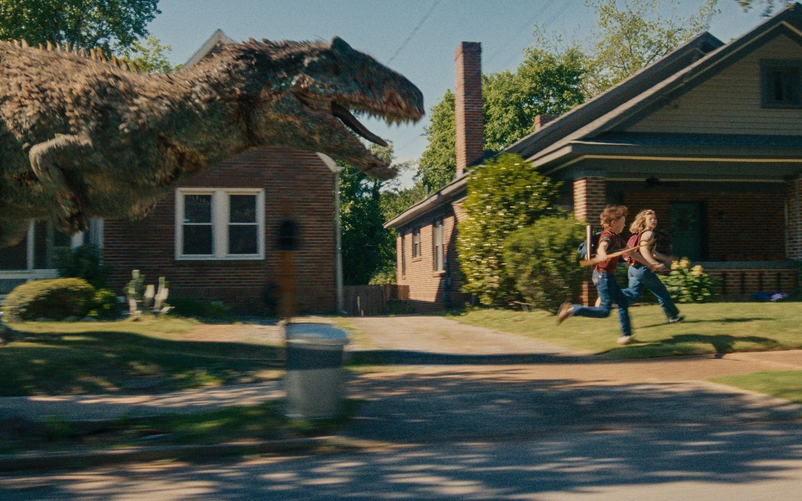 Im Vorstadtidyll treiben sich plötzlich Dinosaurier herum. (Bild: Warner Bros. Pictures)