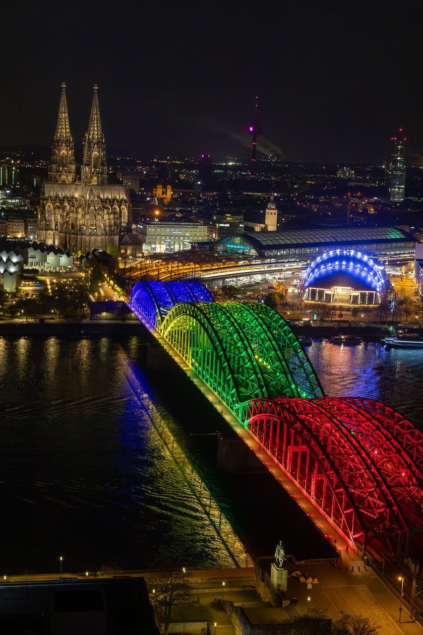 Olympiabeleuchtung an der Hohenzollernbrücke