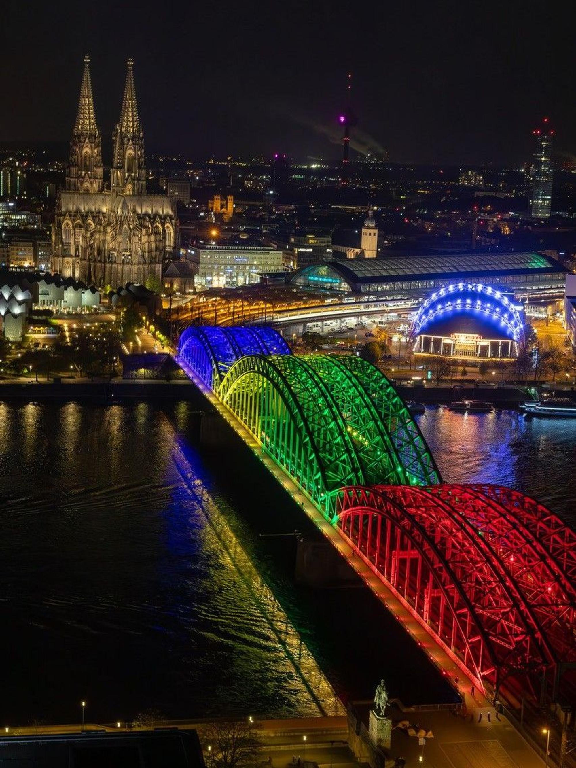Olympiabeleuchtung an der Hohenzollernbrücke