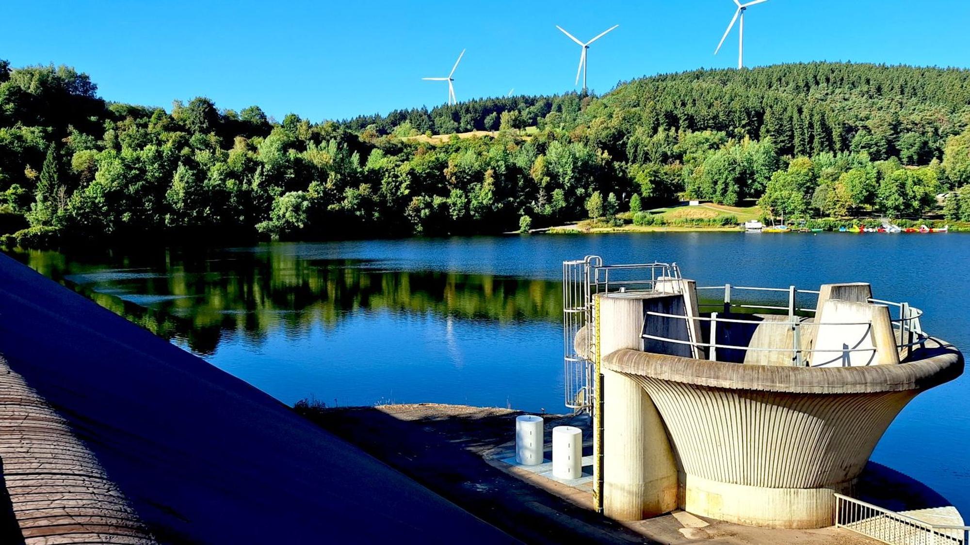 Das an einem Sommertag aufgenommene Bild zeigt Staumauer und Überlaufanlage des Kronenburger Sees.