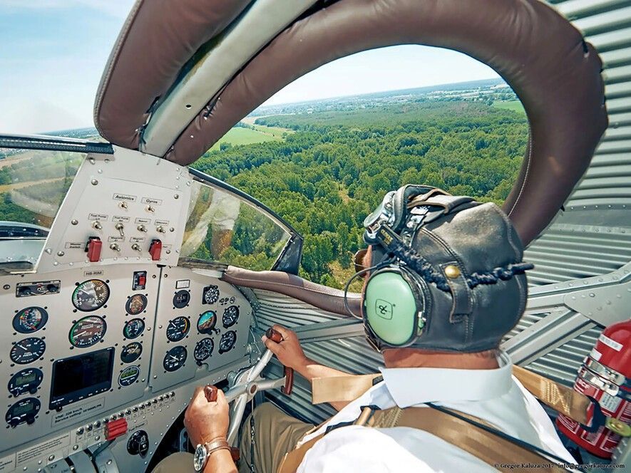 Der Co-Pilot am Steuerknüppel im offenen Cockpit der „Junkers F13“. Durch ein kleines Fenster können die Passagiere ihm über die Schulter blicken. Sie sitzen in einer geschlossenen Kabine.