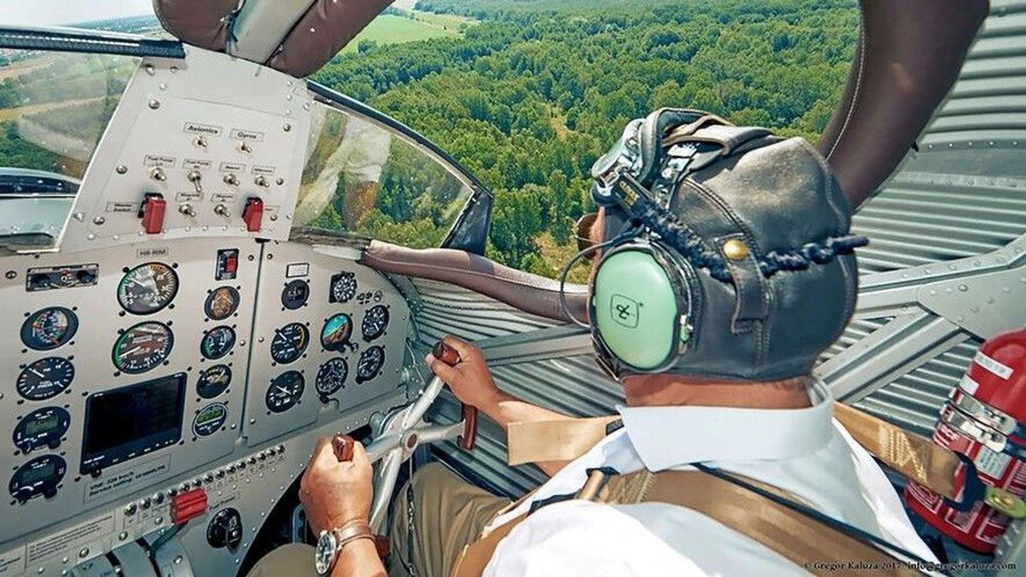 Der Co-Pilot am Steuerknüppel im offenen Cockpit der „Junkers F13“. Durch ein kleines Fenster können die Passagiere ihm über die Schulter blicken. Sie sitzen in einer geschlossenen Kabine.