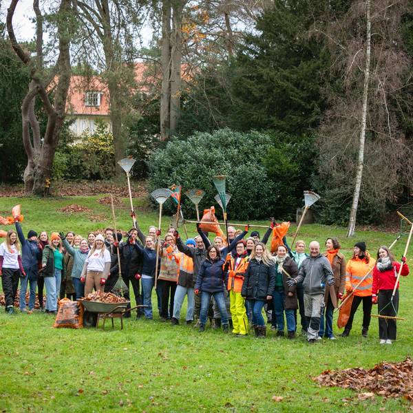 Mitglieder des Forums „Unternehmen engagiert in Köln“ beim Kastanienblätter-Sammeln zur Eindämmung der Miniermotte im Herbst 2025.