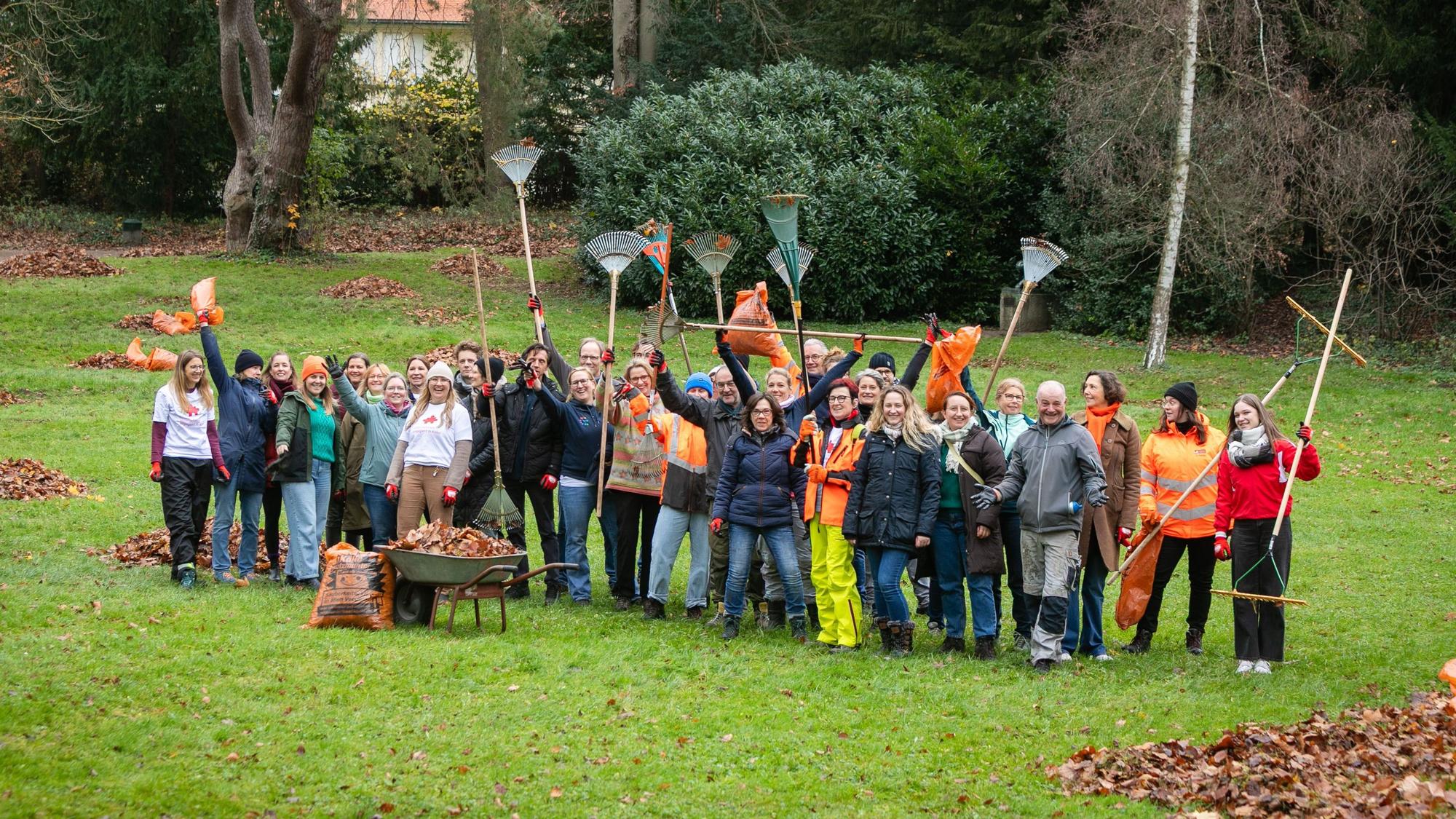 Mitglieder des Forums „Unternehmen engagiert in Köln“ beim Kastanienblätter-Sammeln zur Eindämmung der Miniermotte im Herbst 2025.