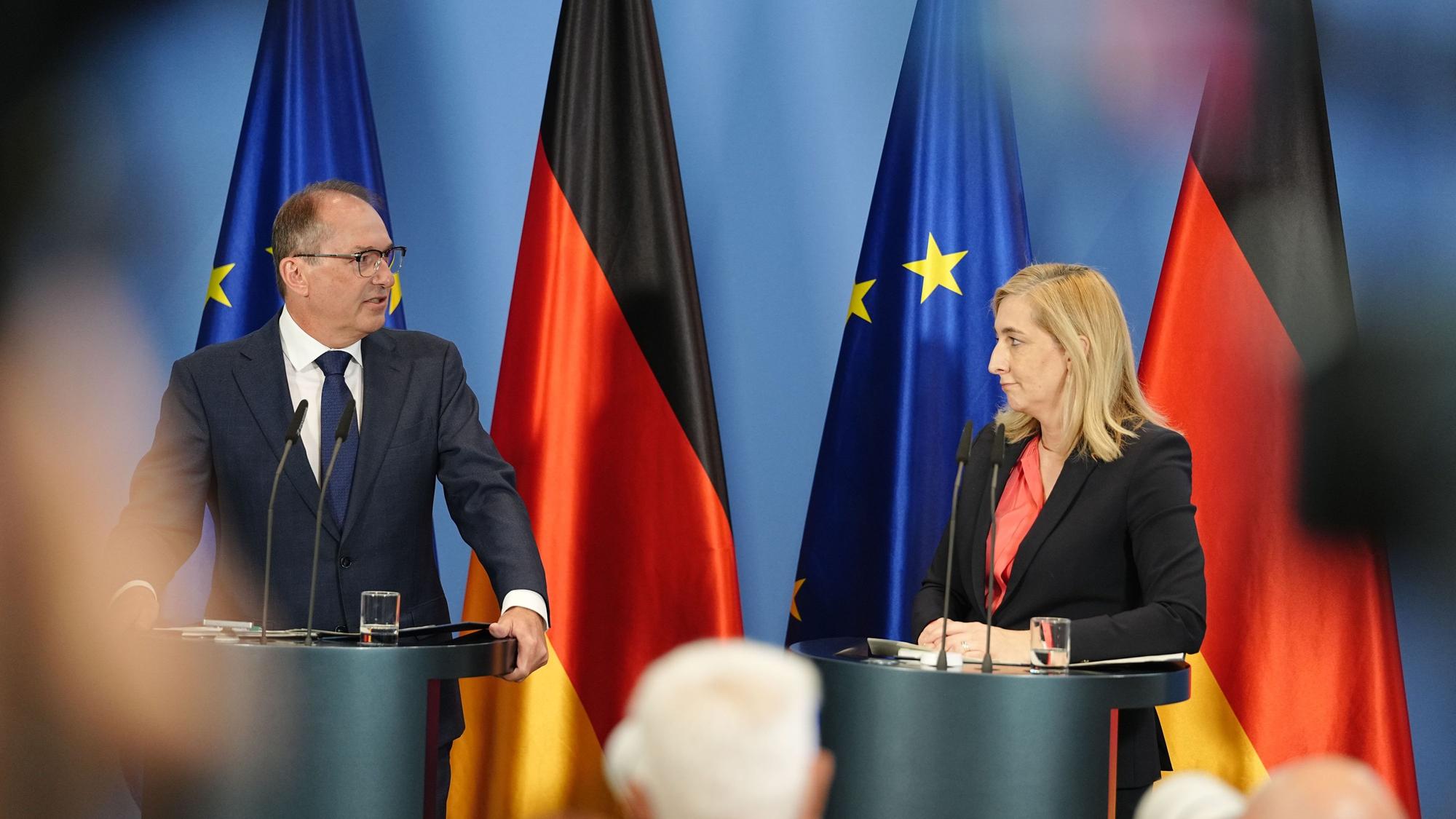 Nina Warken (CDU), Chefin des Bundeskanzleramts und Bundesministerin für besondere Aufgaben, und Alexander Dobrindt (CSU), Bundesinnenminister, geben nach der Sitzung des Bundeskabinetts im Bundeskanzleramt ein Pressestatement.
