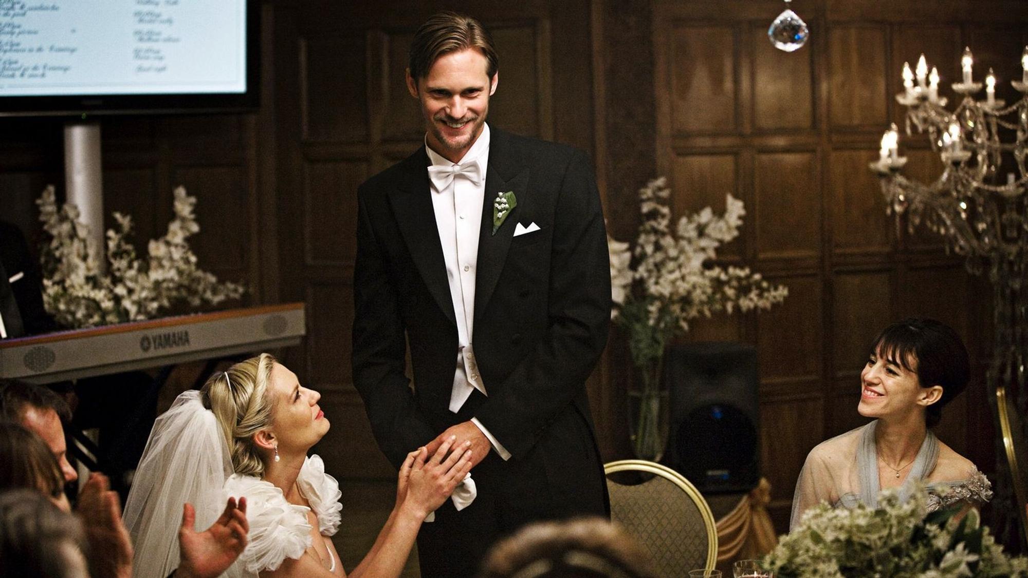 Justine (Kirsten Dunst) feiert ihre Hochzeit mit dem charmanten Michael (Alexander Skarsgard) auf dem Landgut ihrer Schwester Claire (Charlotte Gainsbourg, rechts). (Bild: ARTE France / Christian Geisnaes)