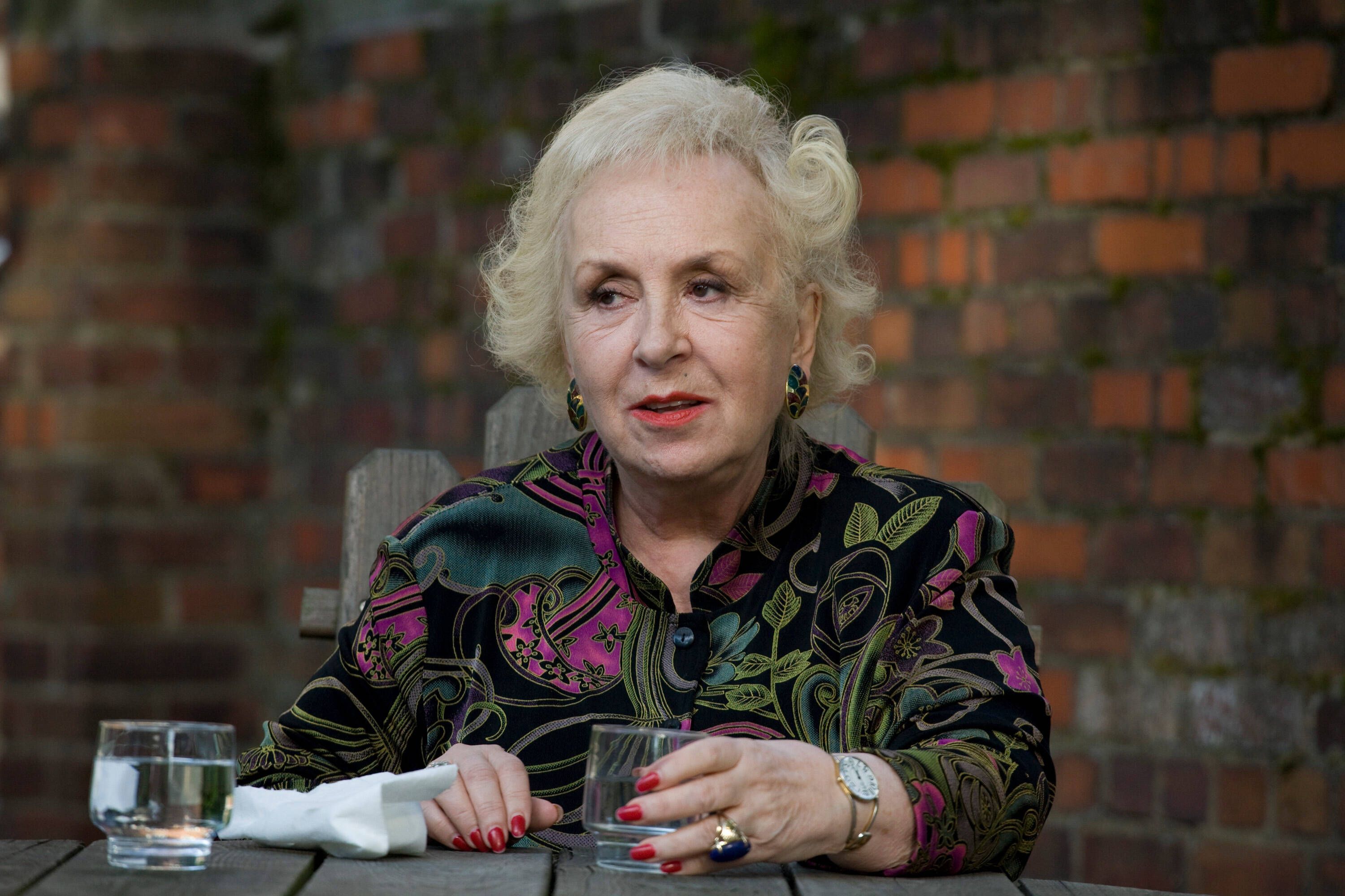 Doris Roberts spricht.