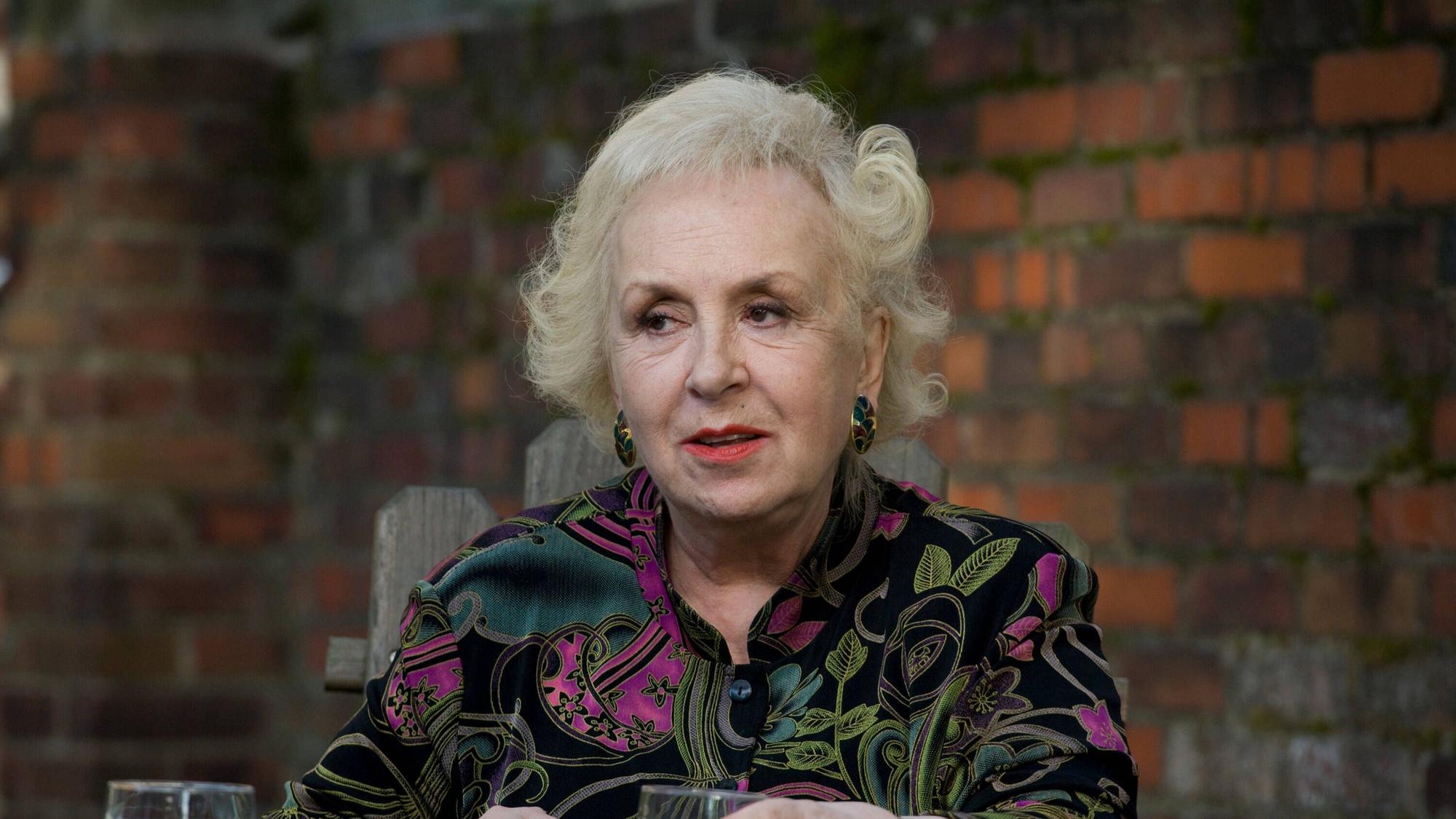 Doris Roberts spricht.