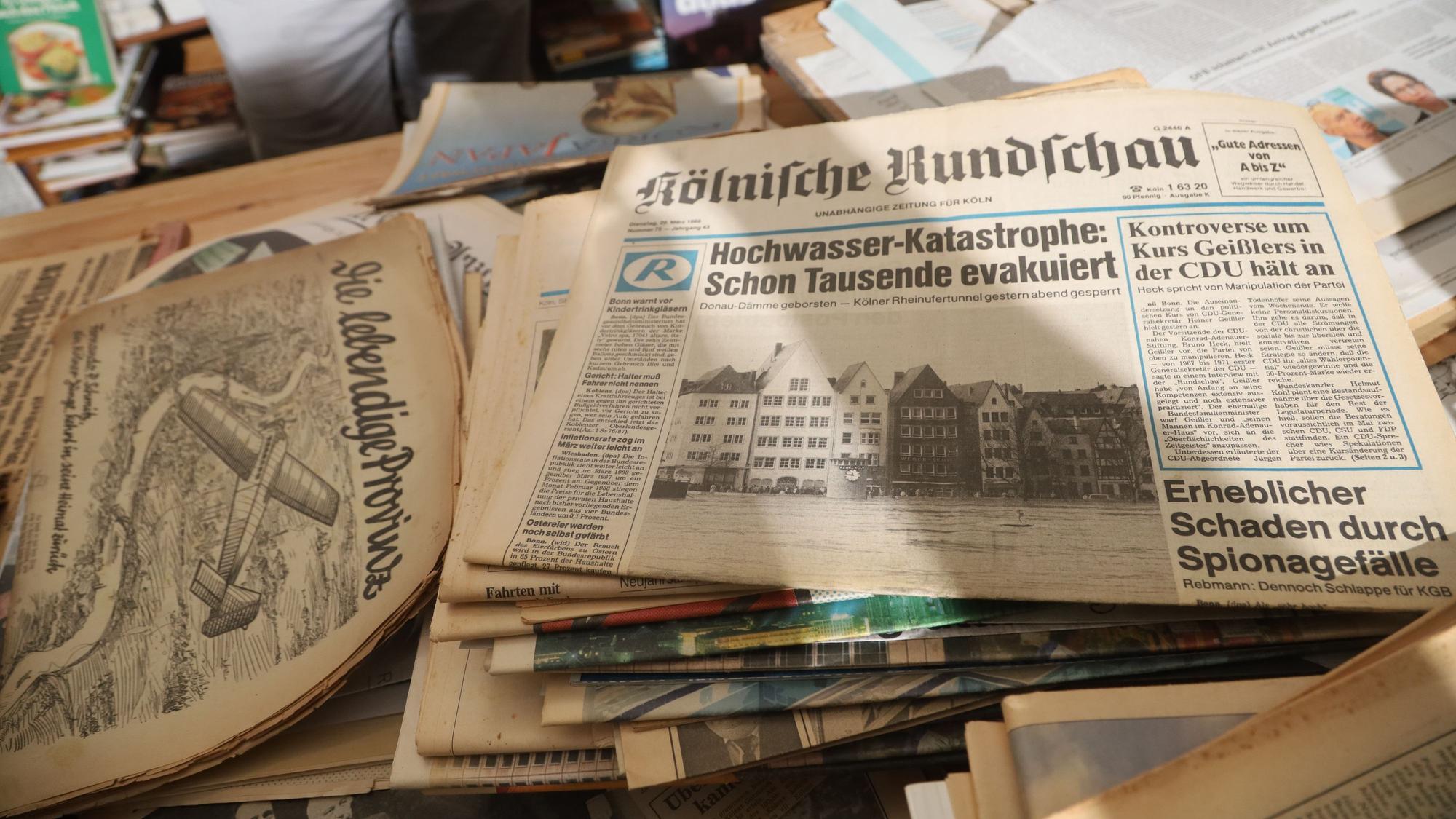 Ein Stapel alter Zeitungen.