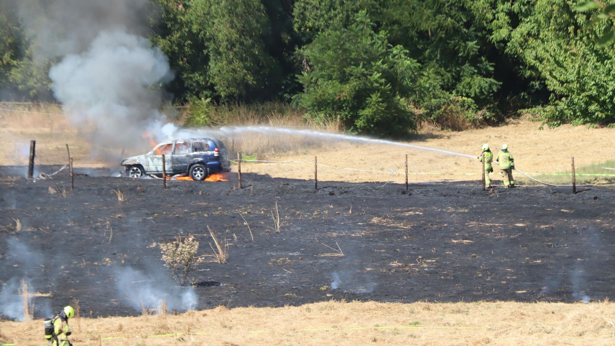 Verbrannt ist auch ein Fahrzeug - die Feuerwehr konnte es nicht vor den Flammen retten.