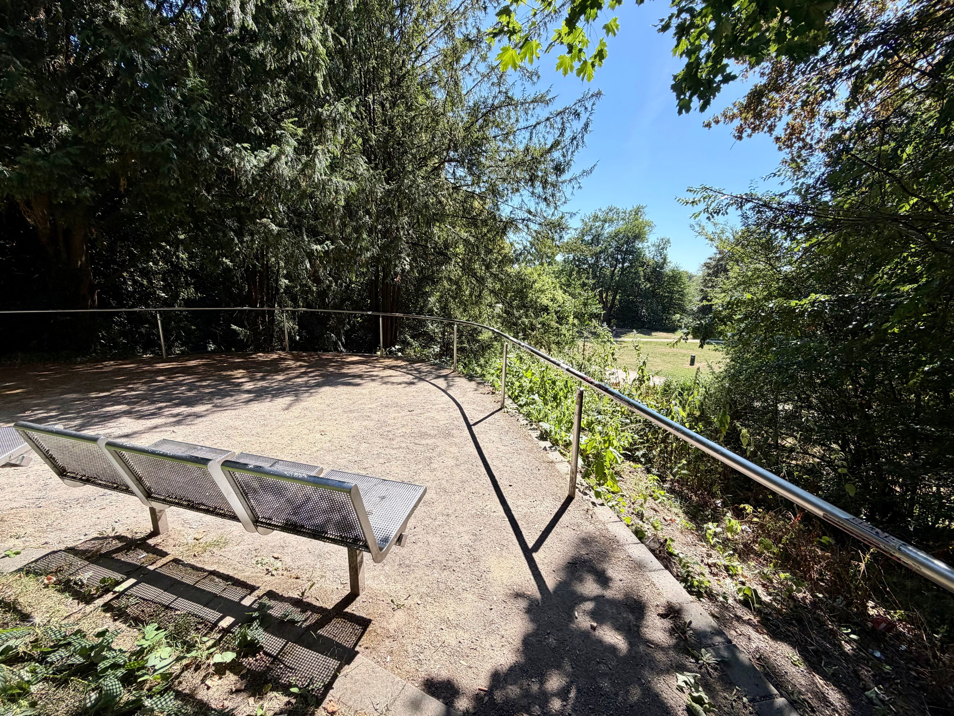 Aussichtsbank Richtung Wupper unweit der Villa Römer