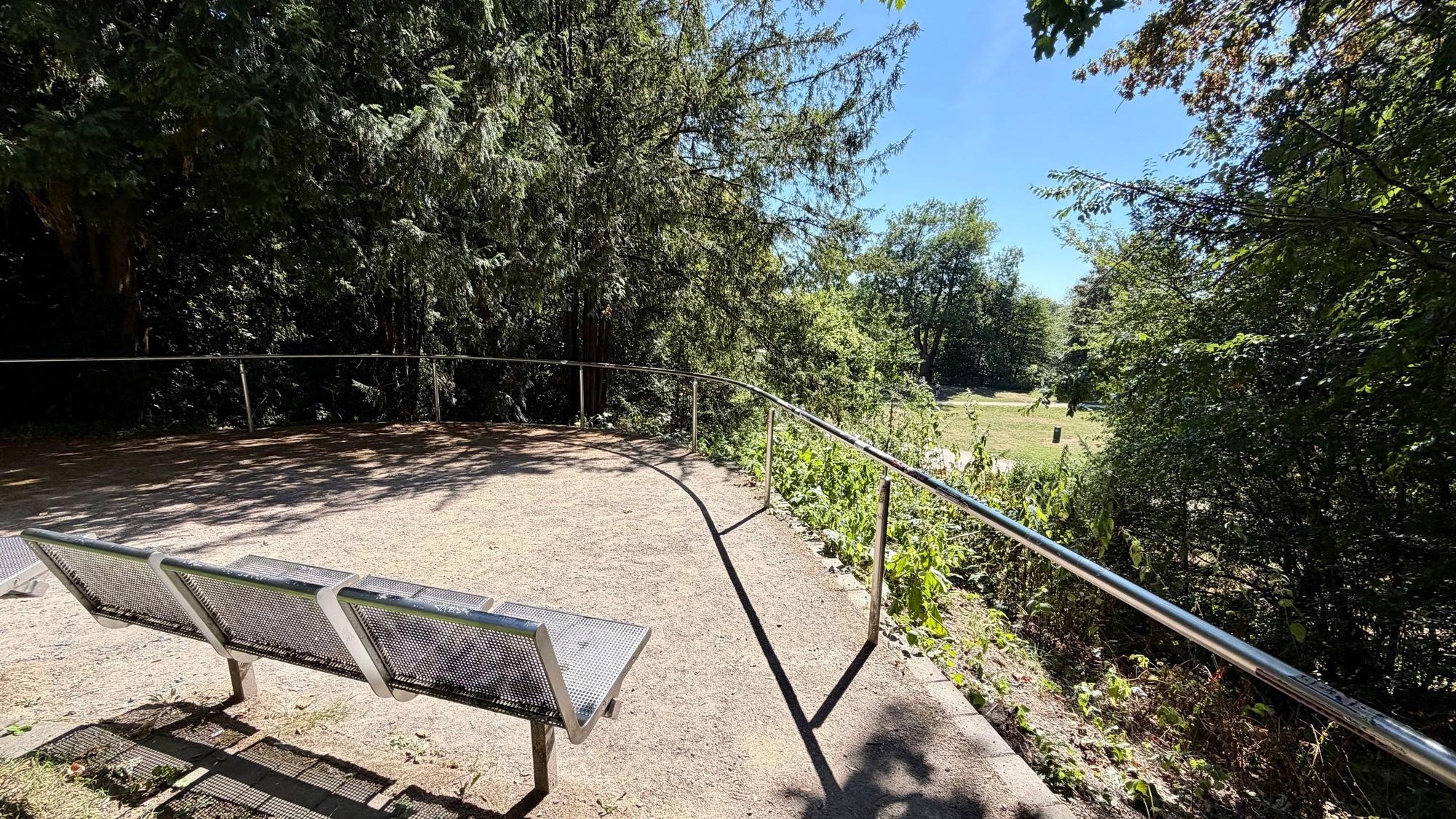 Aussichtsbank Richtung Wupper unweit der Villa Römer