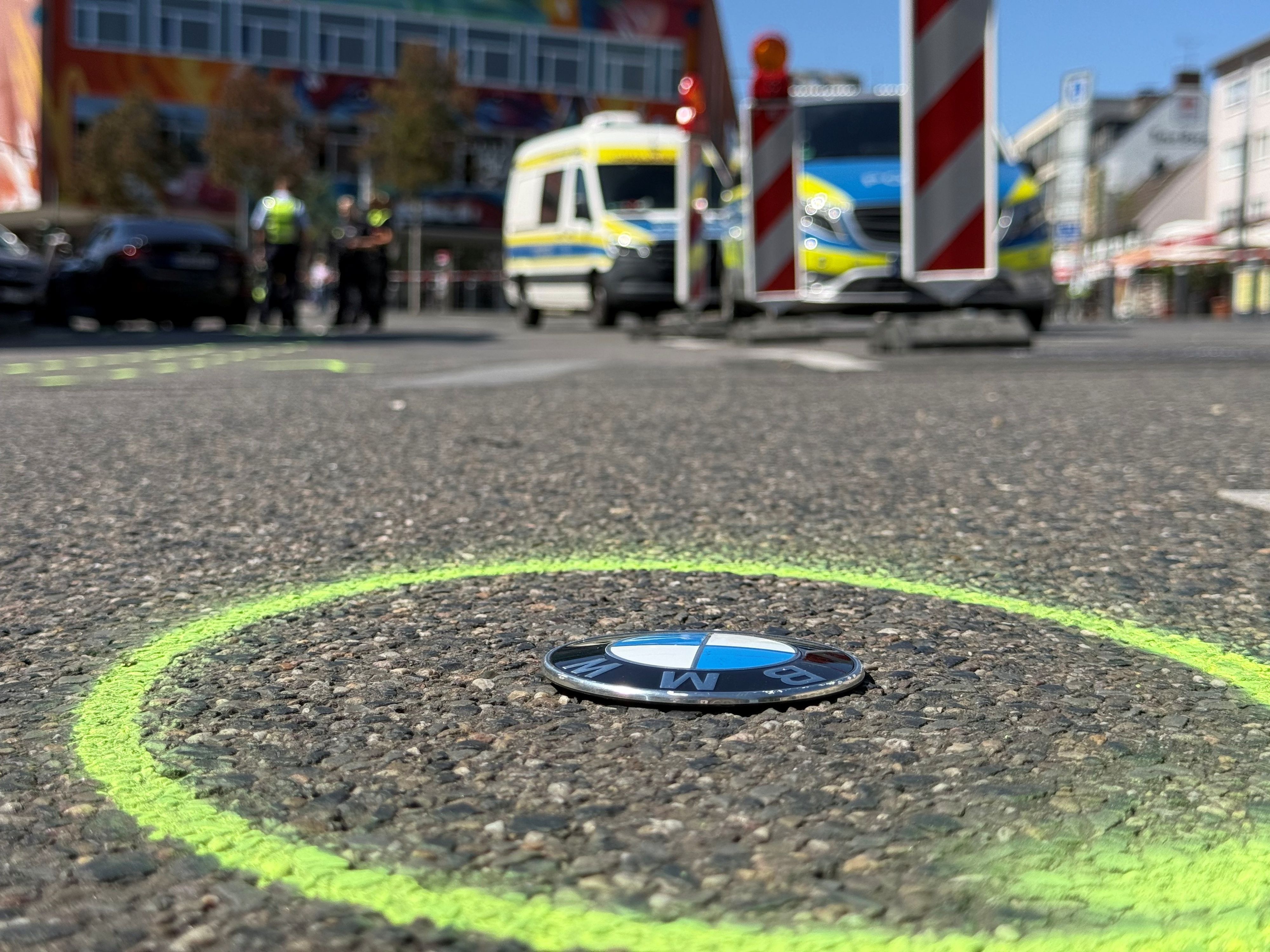 Zahlreiche Warnbaken nahm der Flüchtige am Ende der Verfolgungsjagd mit.